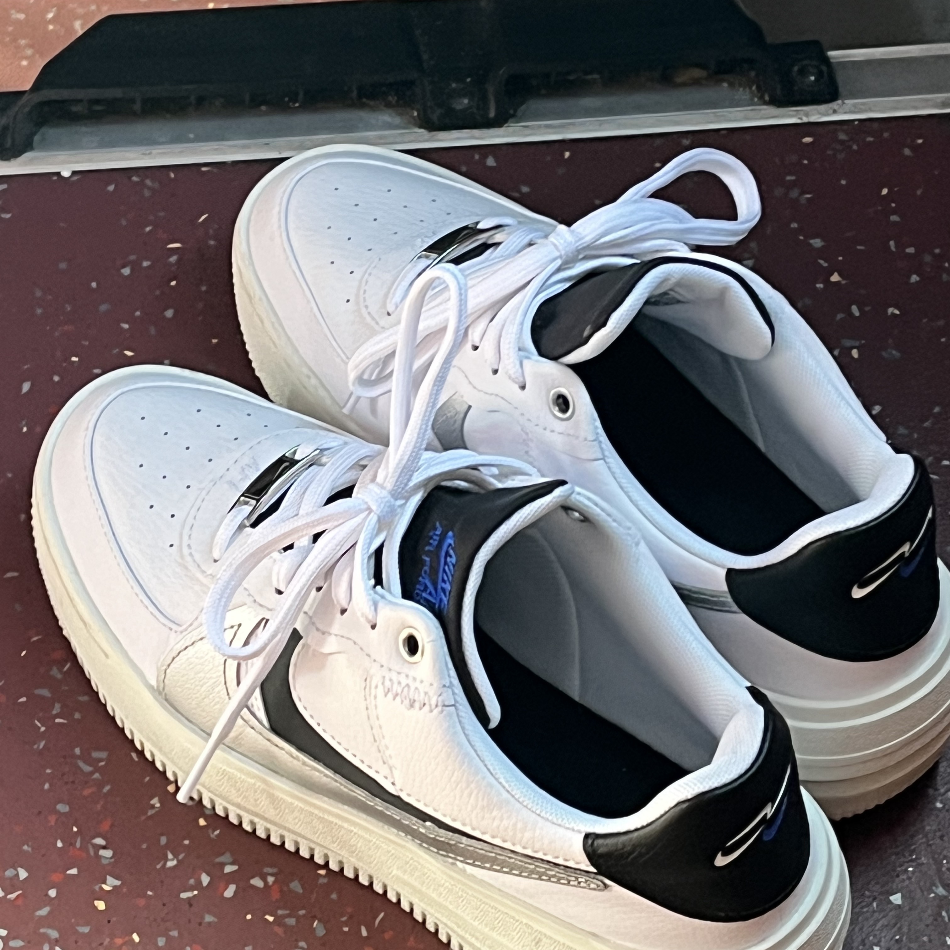 (W) Nike Air Force 1 PLT.AF.ORM White Metallic Silver 착용 스타일 - 2