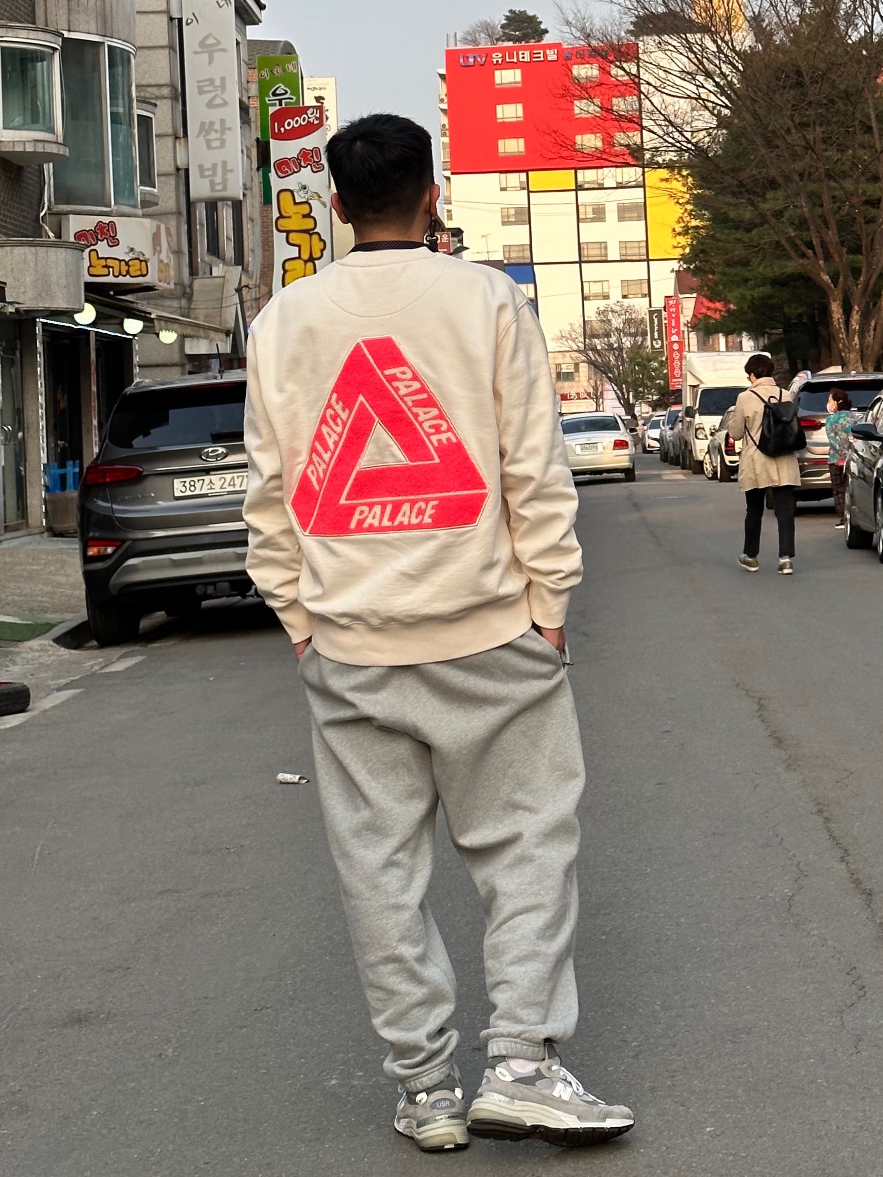 Palace Fleece Tri-Ferg Crew Soft White - 23SS, Nike NRG Solo Swoosh Fleece Pants Dark Grey Heather - Asia 착용 스타일