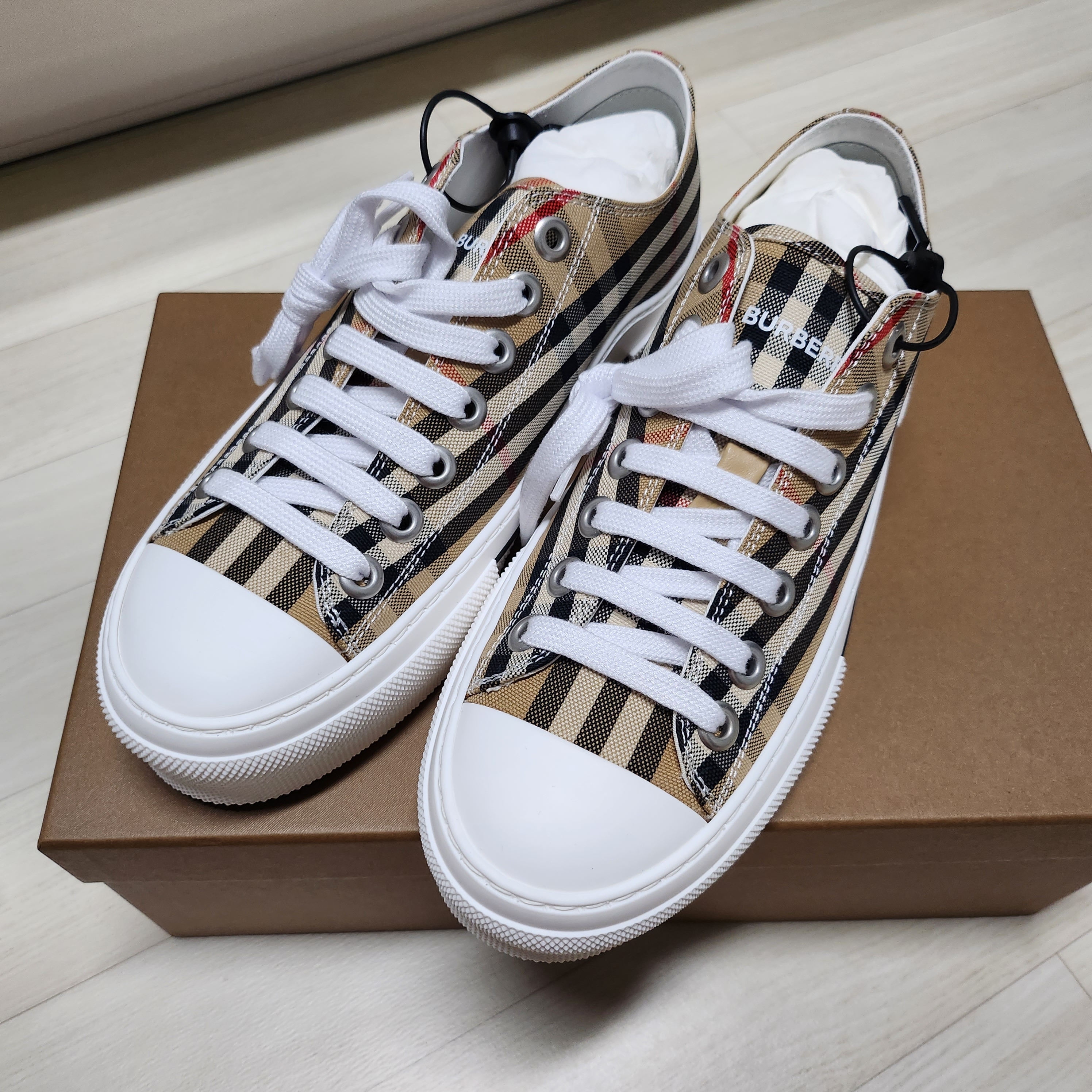 (W) Burberry Vintage Check Cotton Sneakers Archive Beige 착용 스타일