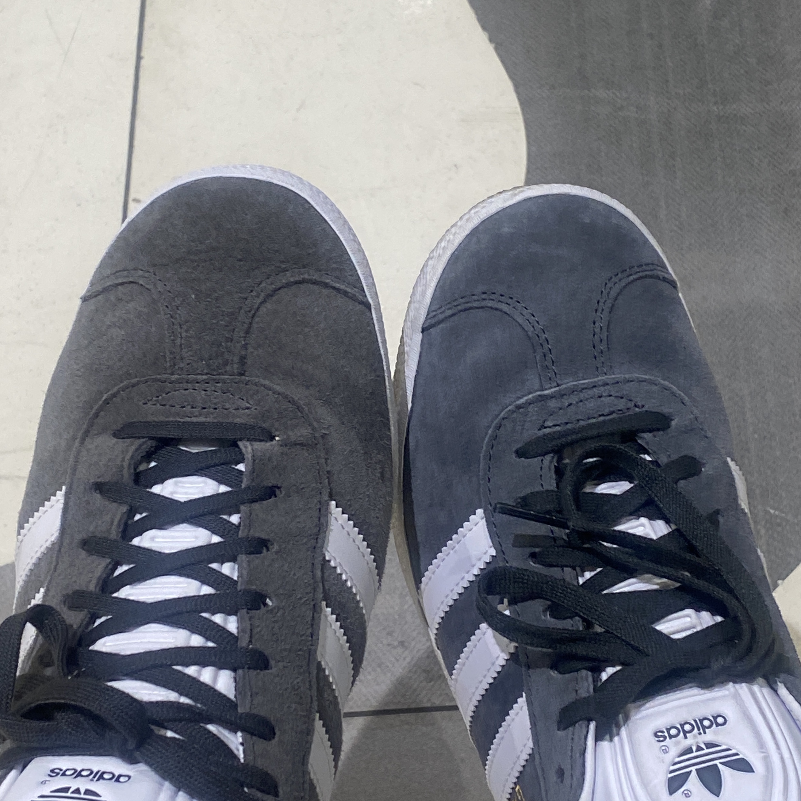 Adidas Gazelle Solid Grey 착용 스타일 - 1