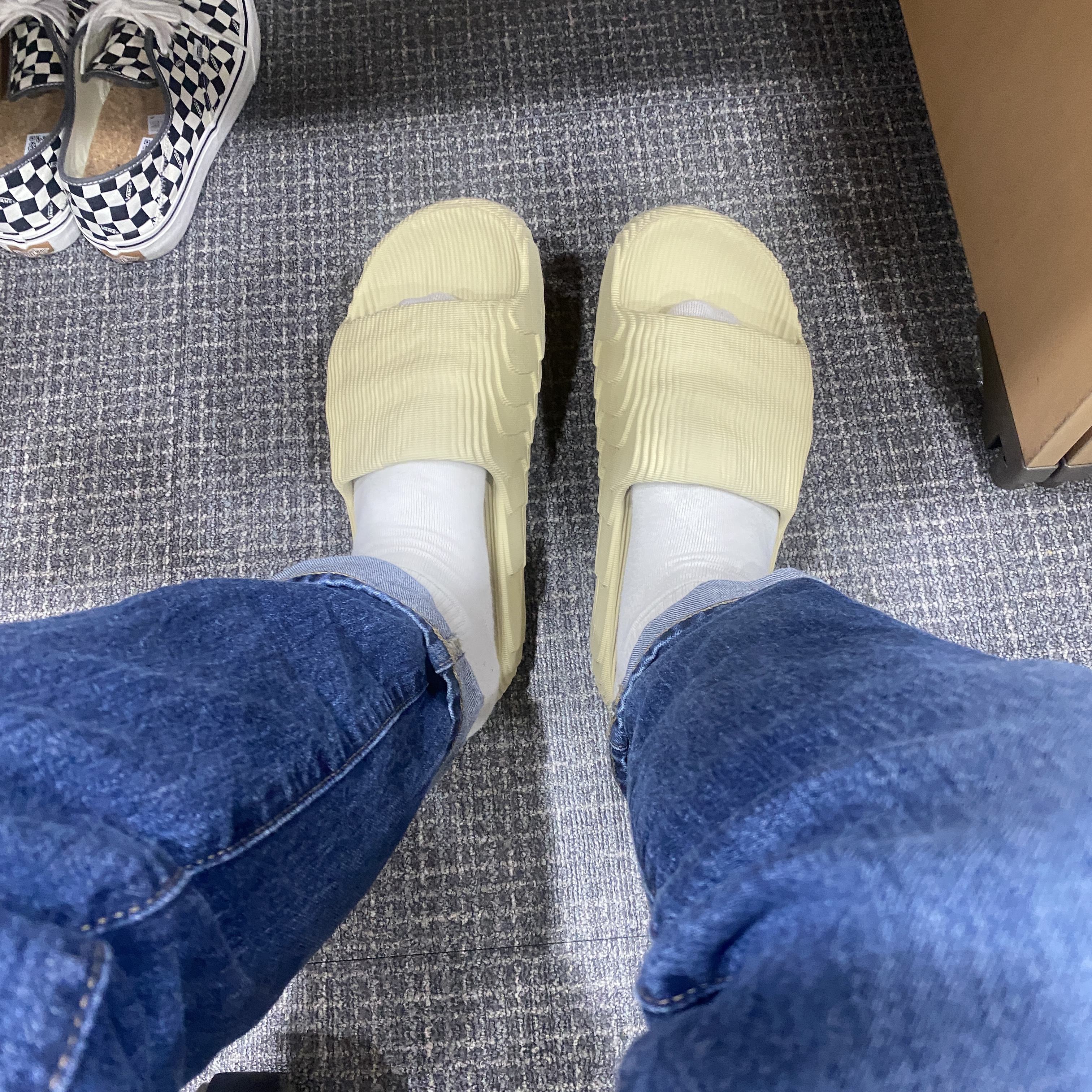 Adidas Adilette 22 Desert Sand 착용 스타일