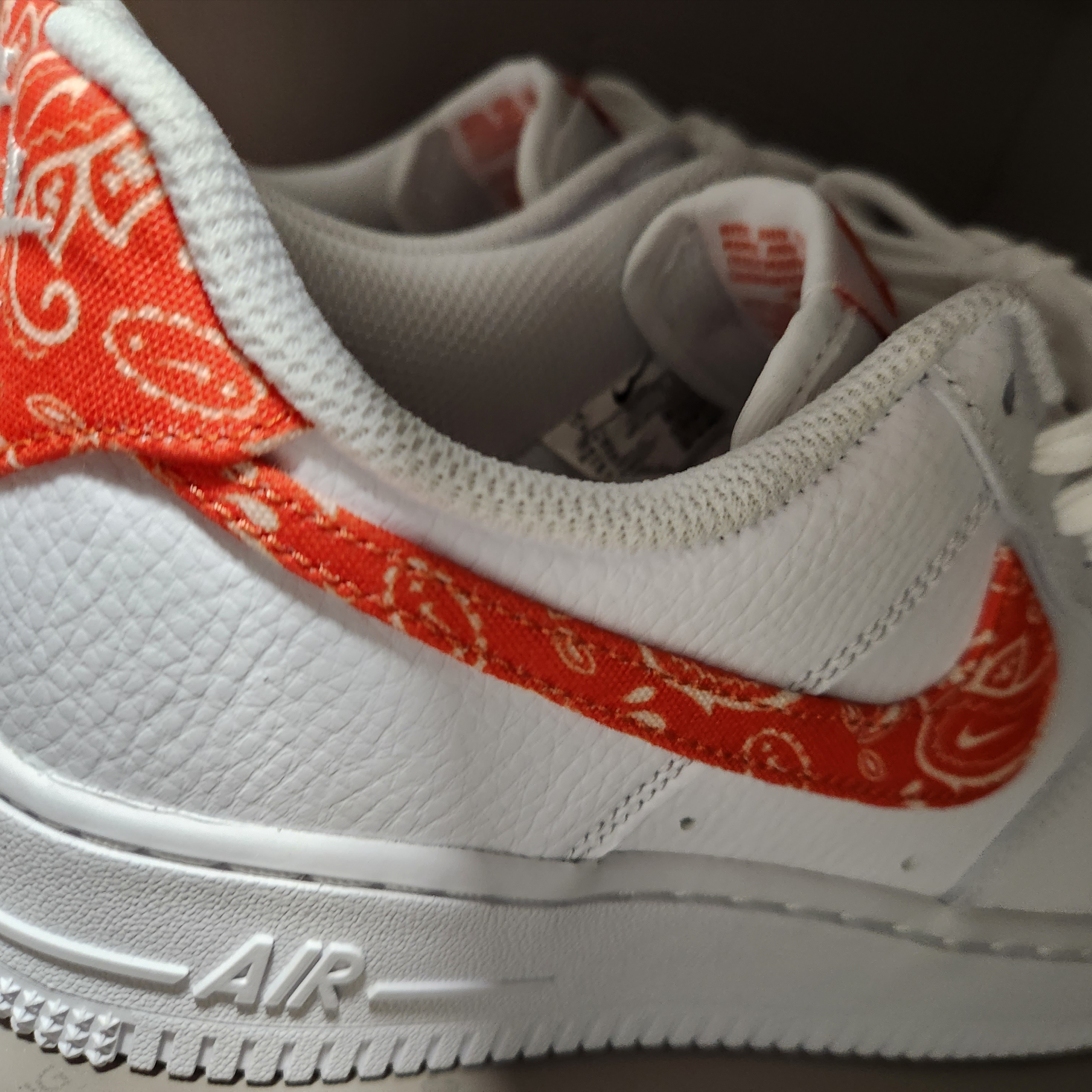 (W) Nike Air Force 1 '07 Low Orange Paisley 착용 스타일