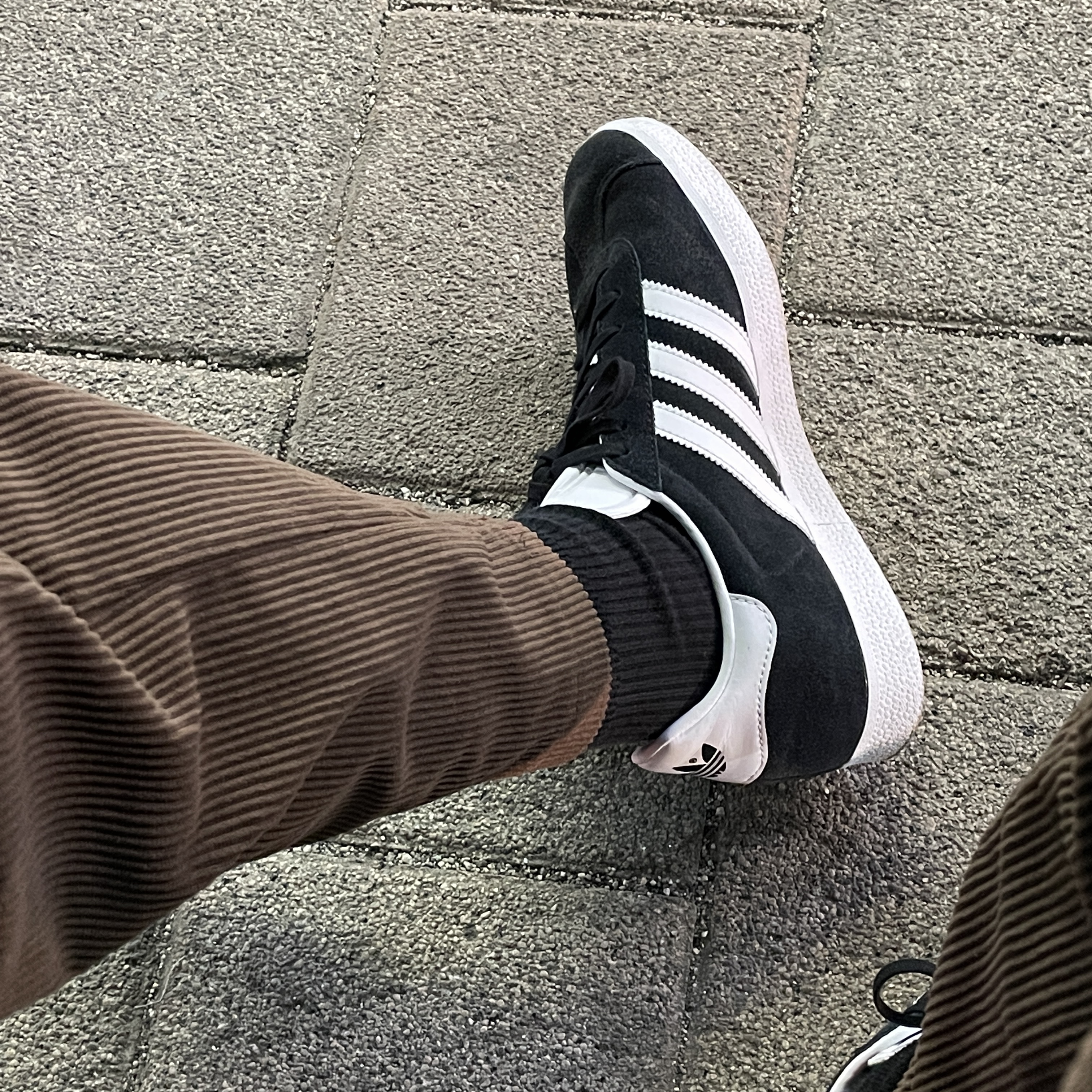 Adidas Gazelle Core Black White 착용 스타일