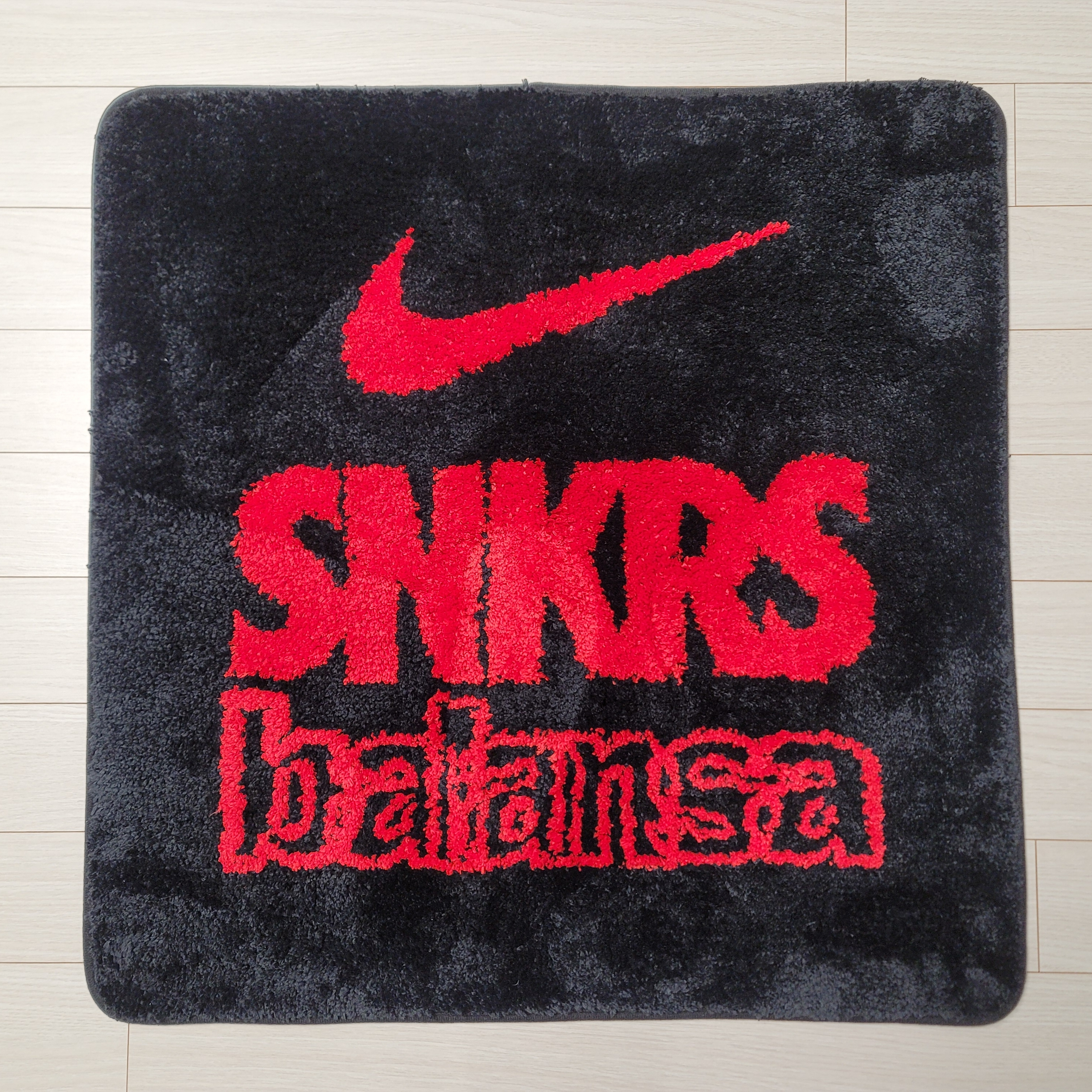 Nike x Balansa SNKRS Rug Mat Black, Nike x Balansa SNKRS Rug Mat Red 착용 스타일 - 1