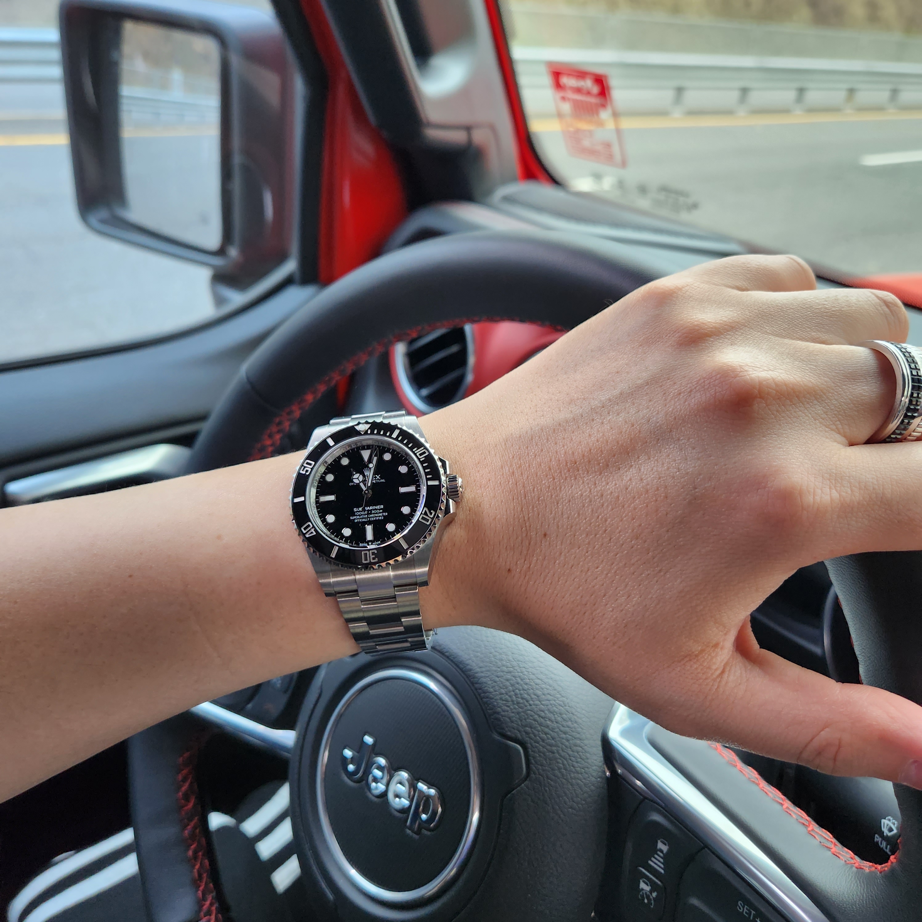 Rolex Submariner 41mm 124060 Black Oyster, Boucheron Quatre Classique Ring Large 18K Yellow White Pink Gold Brown 착용 스타일 - 5