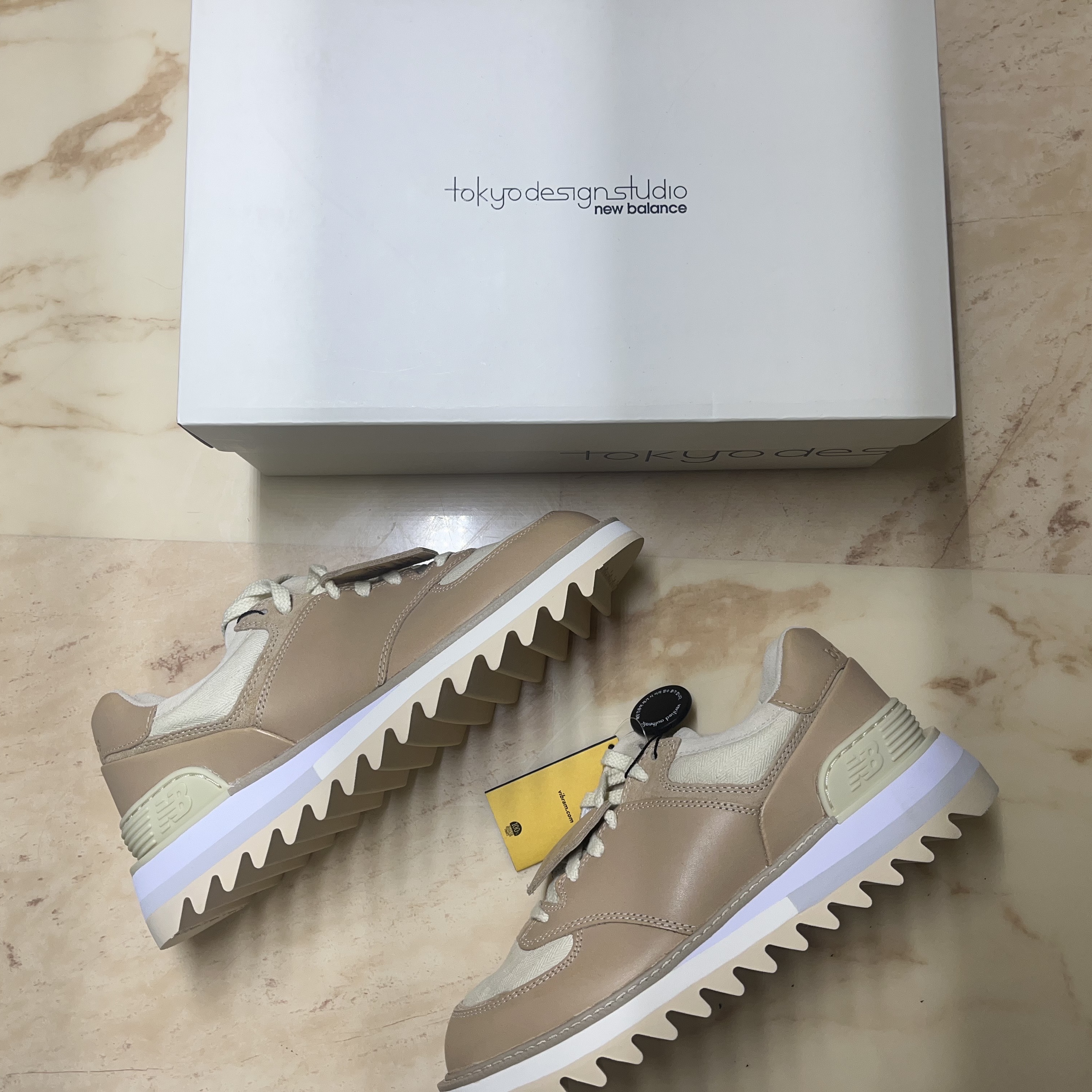 New Balance x Tokyo Design Studio 574 Vachetta Tan 착용 스타일 - 3
