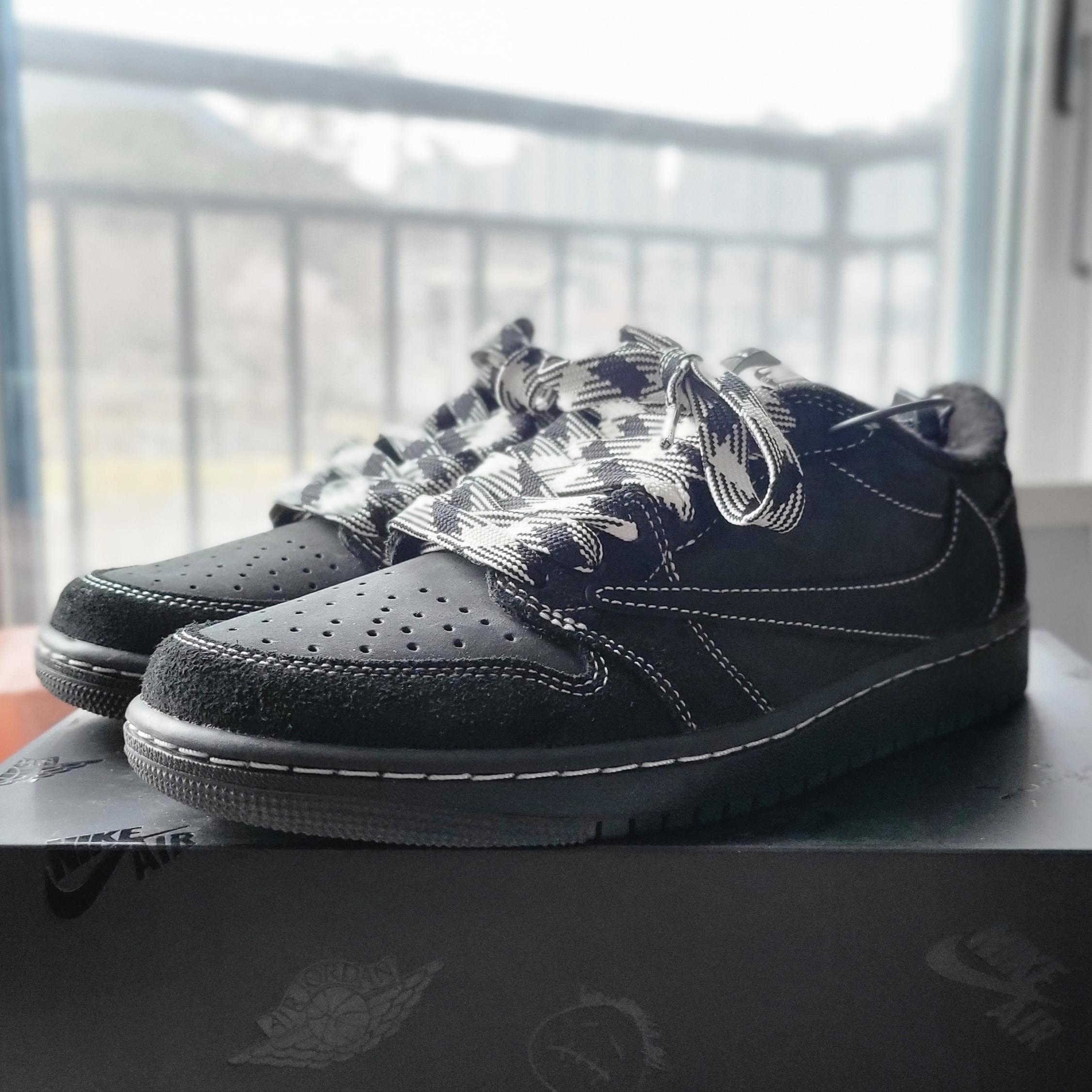 Jordan 1 x Travis Scott Retro Low OG SP Black Phantom 착용 스타일