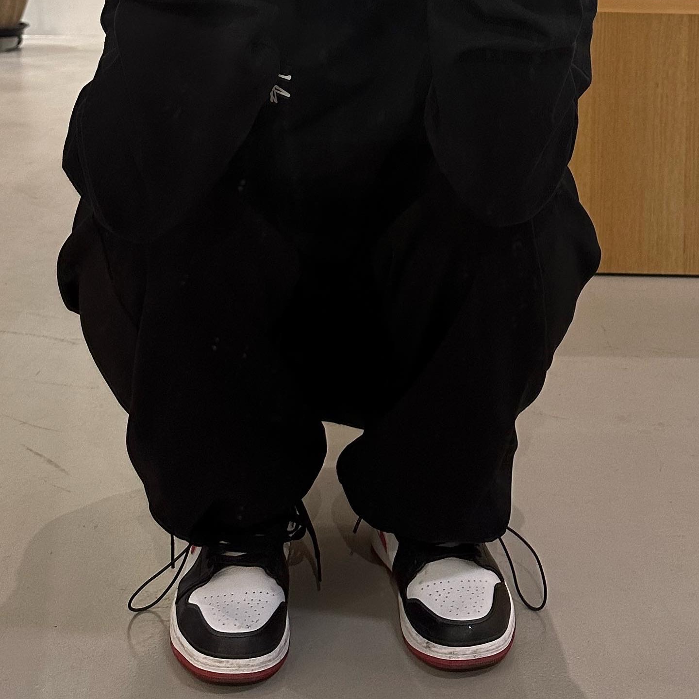 Stussy Basic Stussy LS T-Shirt Black 2022, Jordan 1 Mid Gym Red Black White 착용 스타일 - 2
