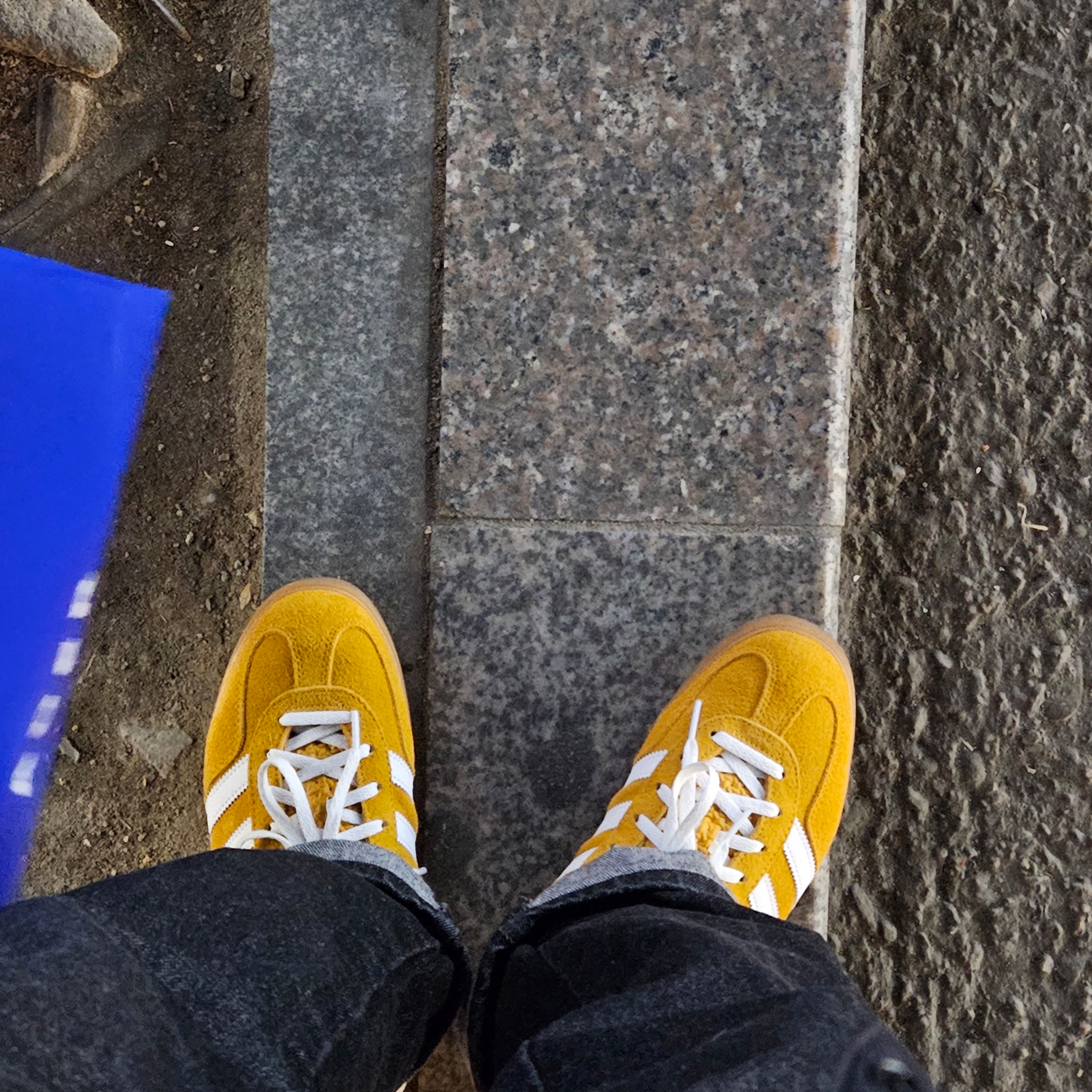 (W) Adidas Gazelle Indoor Orange Peel Cloud White 착용 스타일