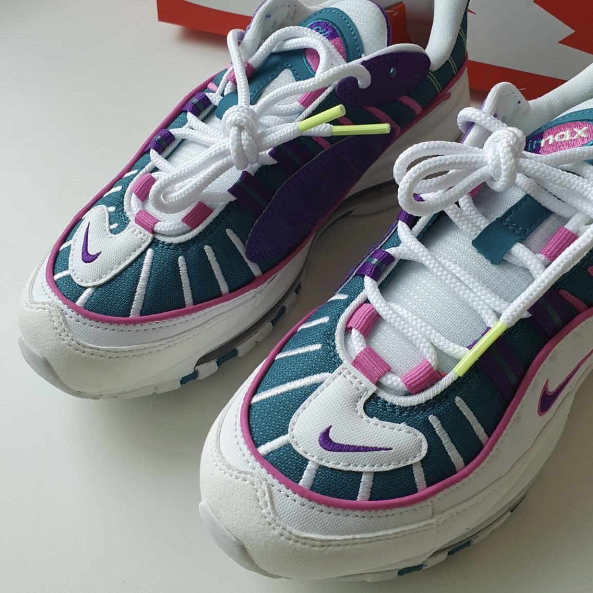 (W) Nike Air Max 98 Bright Spruce Voltage Purple 착용 스타일 - 2