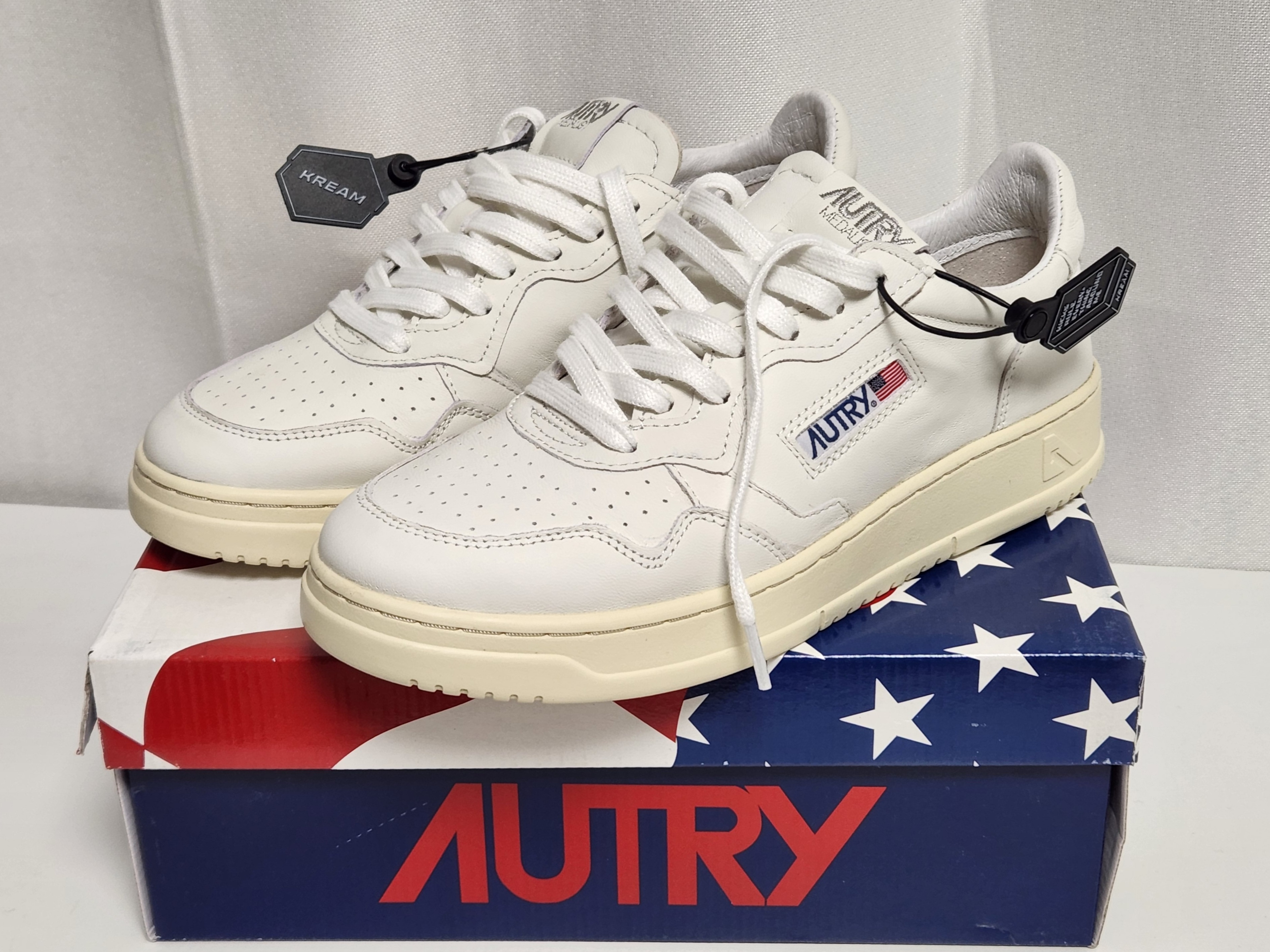 Autry Medalist Low Goatskin Sneakers White 착용 스타일 - 1