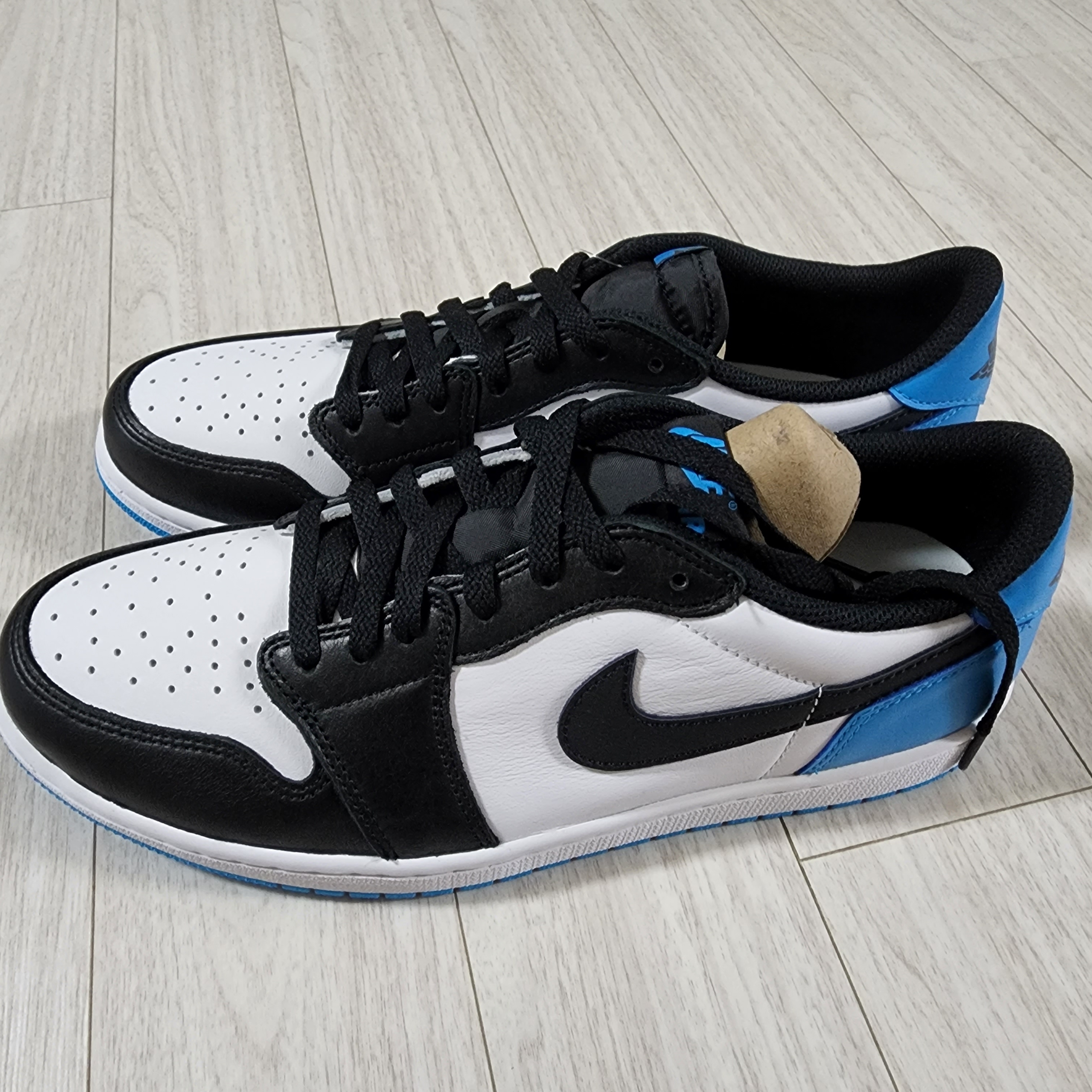 Jordan 1 Retro Low OG Black and Dark Powder Blue 착용 스타일