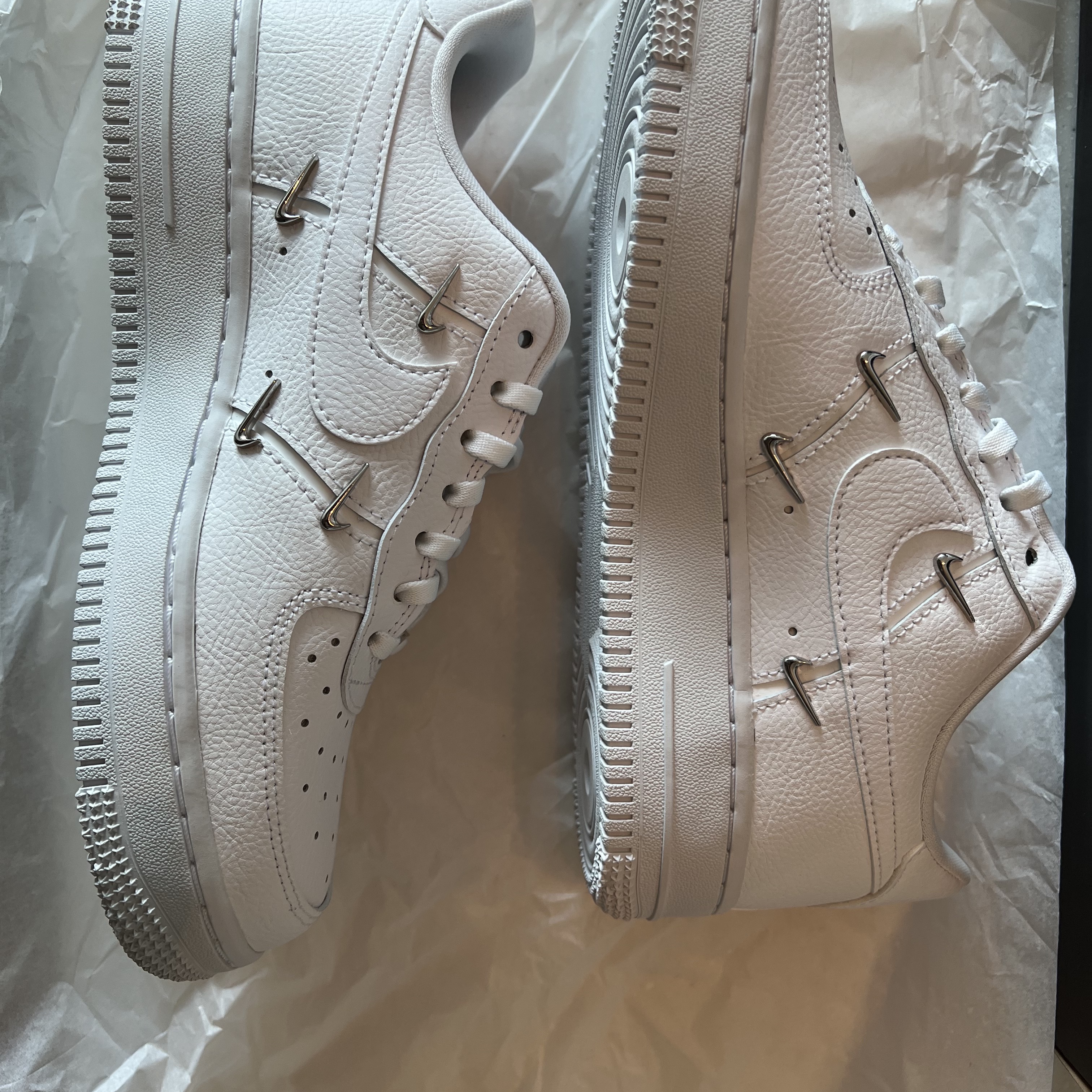 (W) Nike Air Force 1 Low '07 LX Chrome Luxe 착용 스타일
