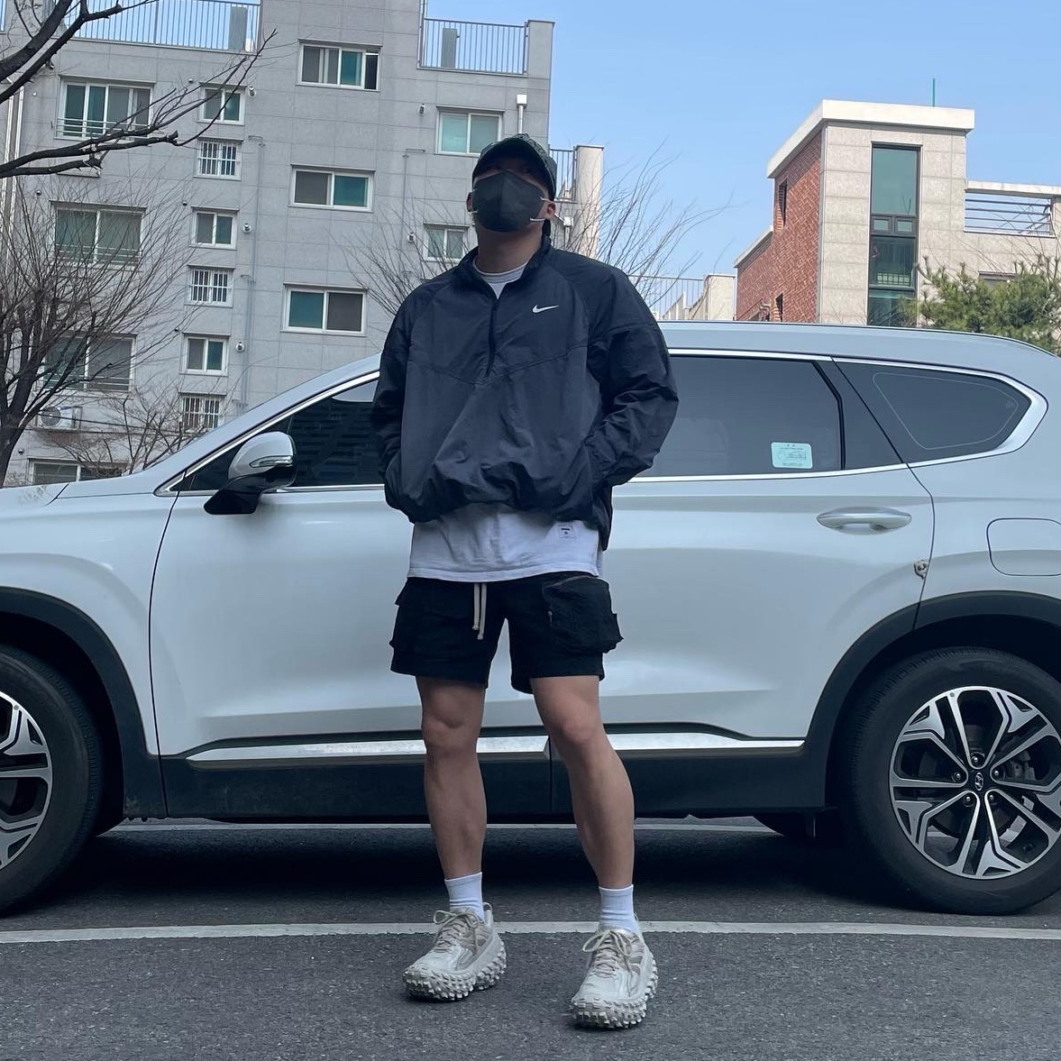 Balenciaga Defender Sneakers Beige, Nike x Stussy Windrunner Jacket Off Noir 착용 스타일 - 1