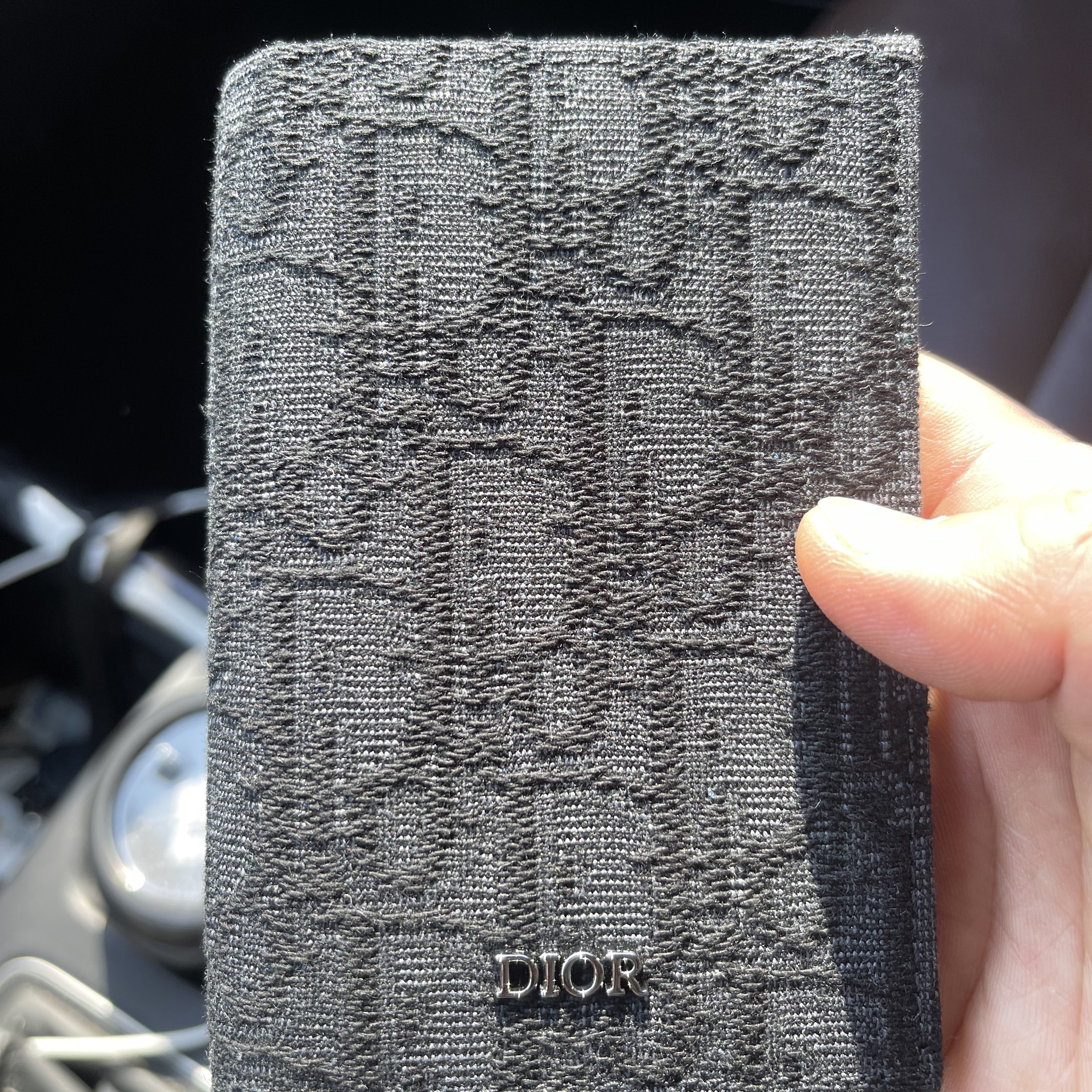 Dior Bi-Fold Card Holder Black Dior Oblique Jacquard 착용 스타일