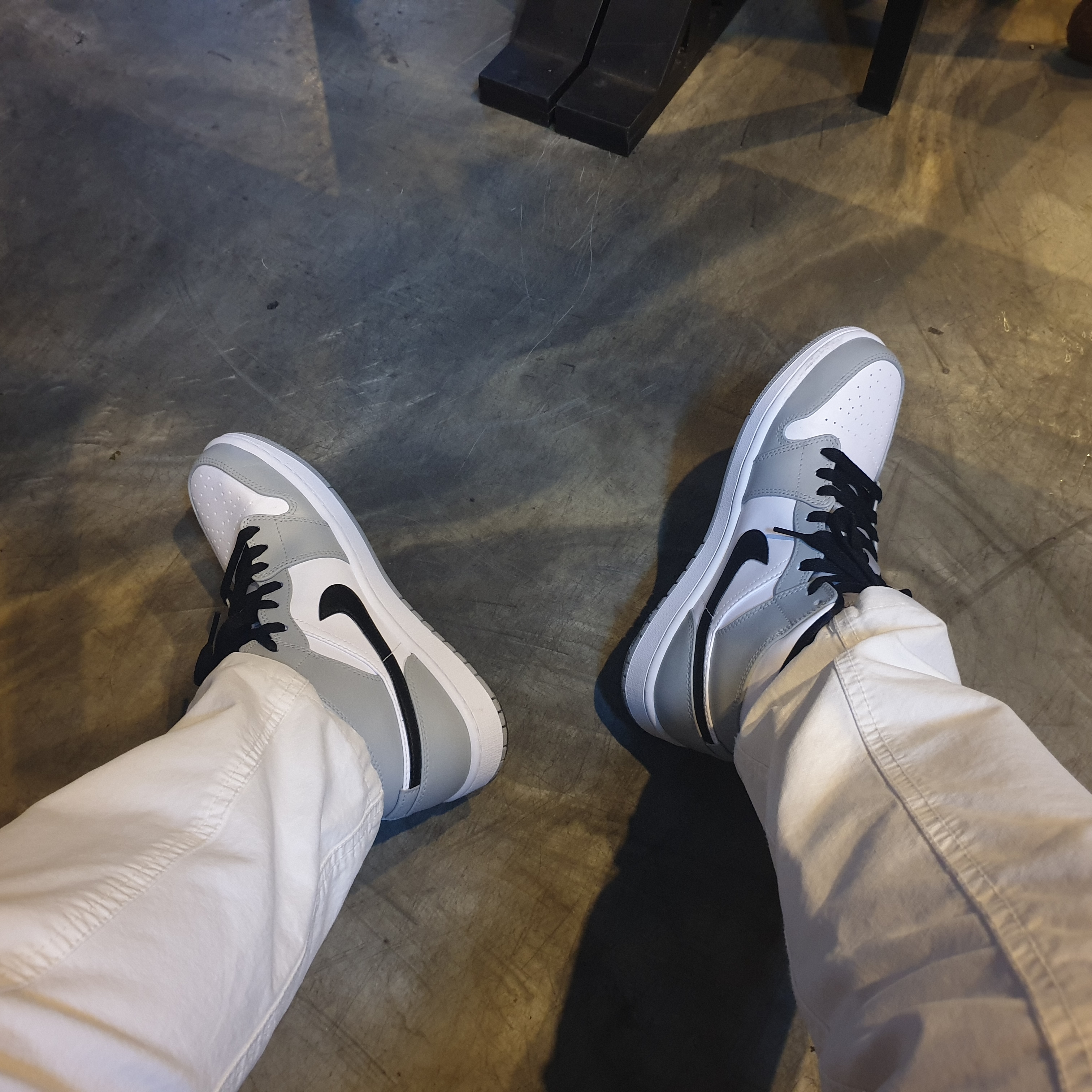 Jordan 1 Mid Light Smoke Grey 착용 스타일