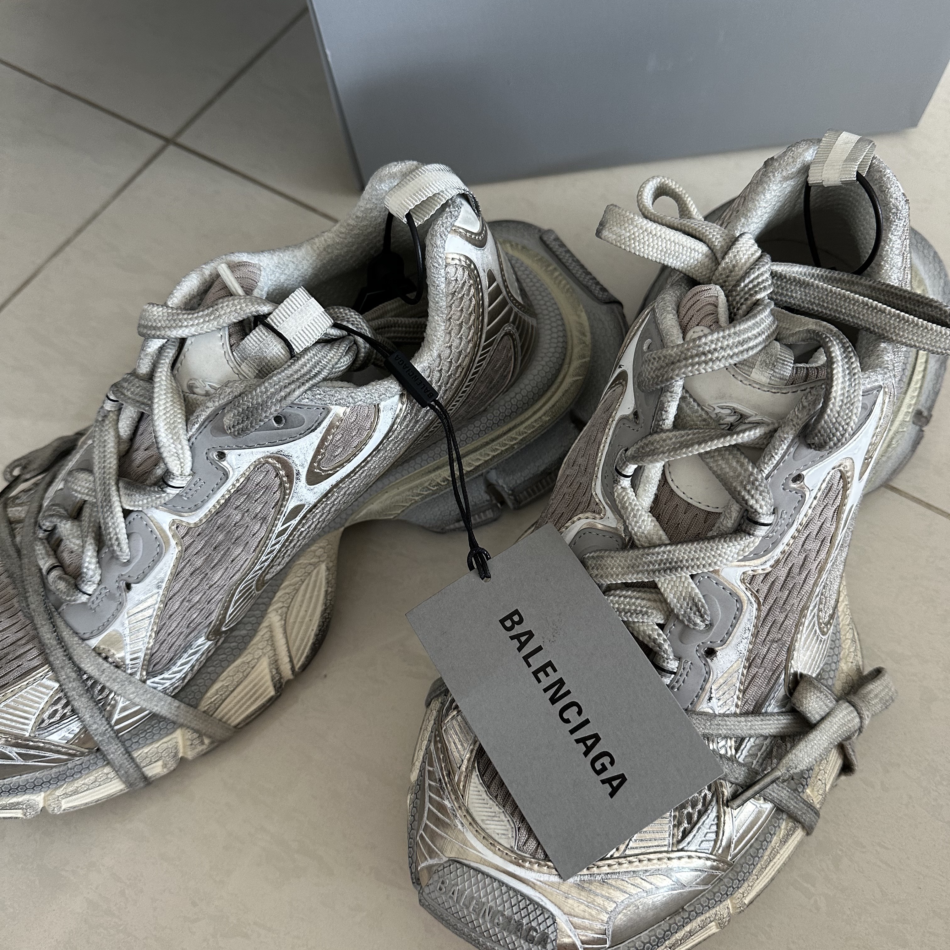 Balenciaga 3XL Sneakers Light Beige 착용 스타일