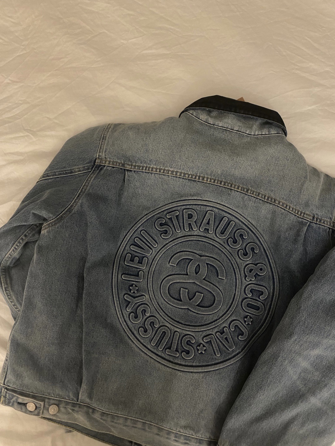 Stussy x Levi's Embossed Trucker Jacket Indigo 착용 스타일 - 4