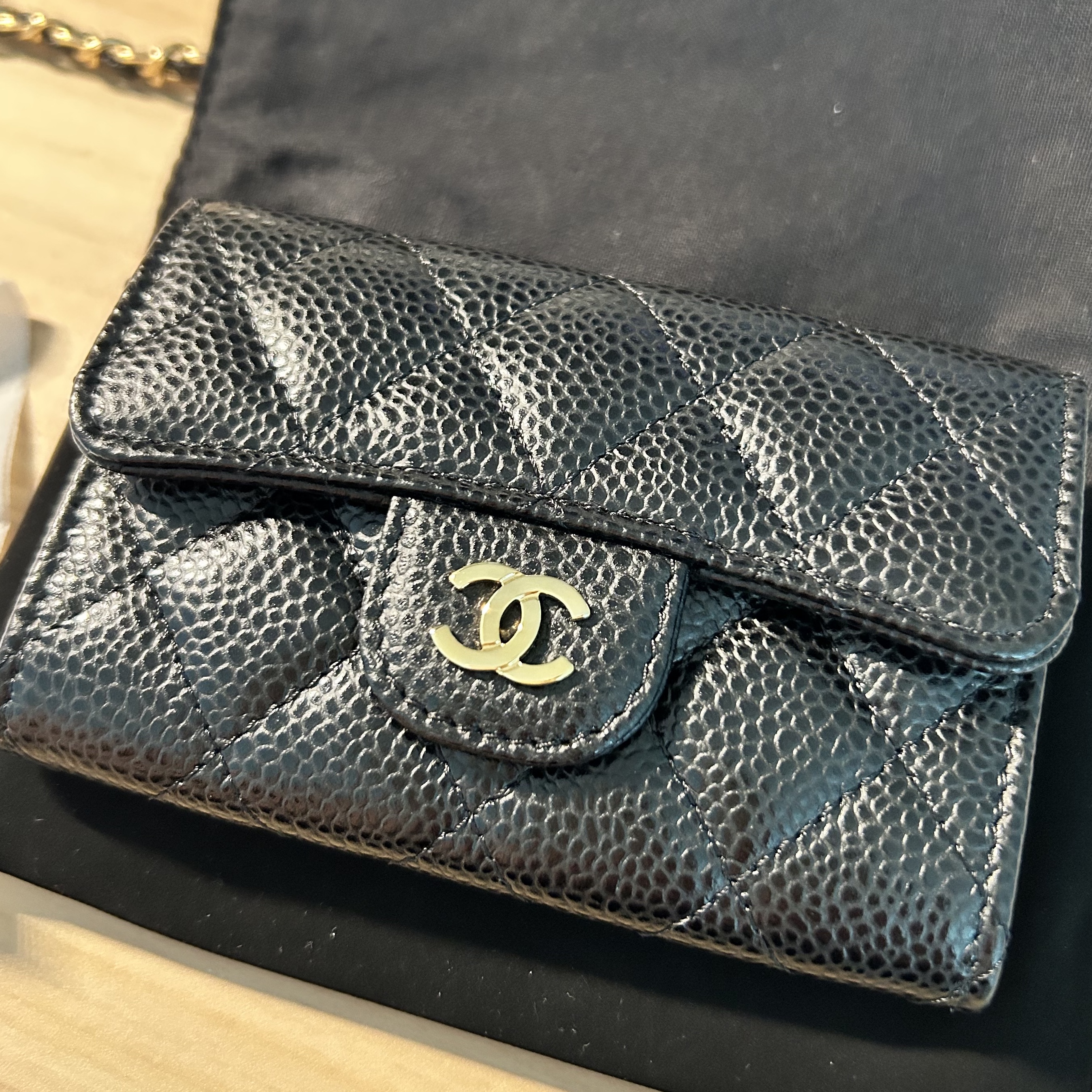 Chanel Classic Card Holder Grained Calfskin & Gold Black 착용 스타일 - 1