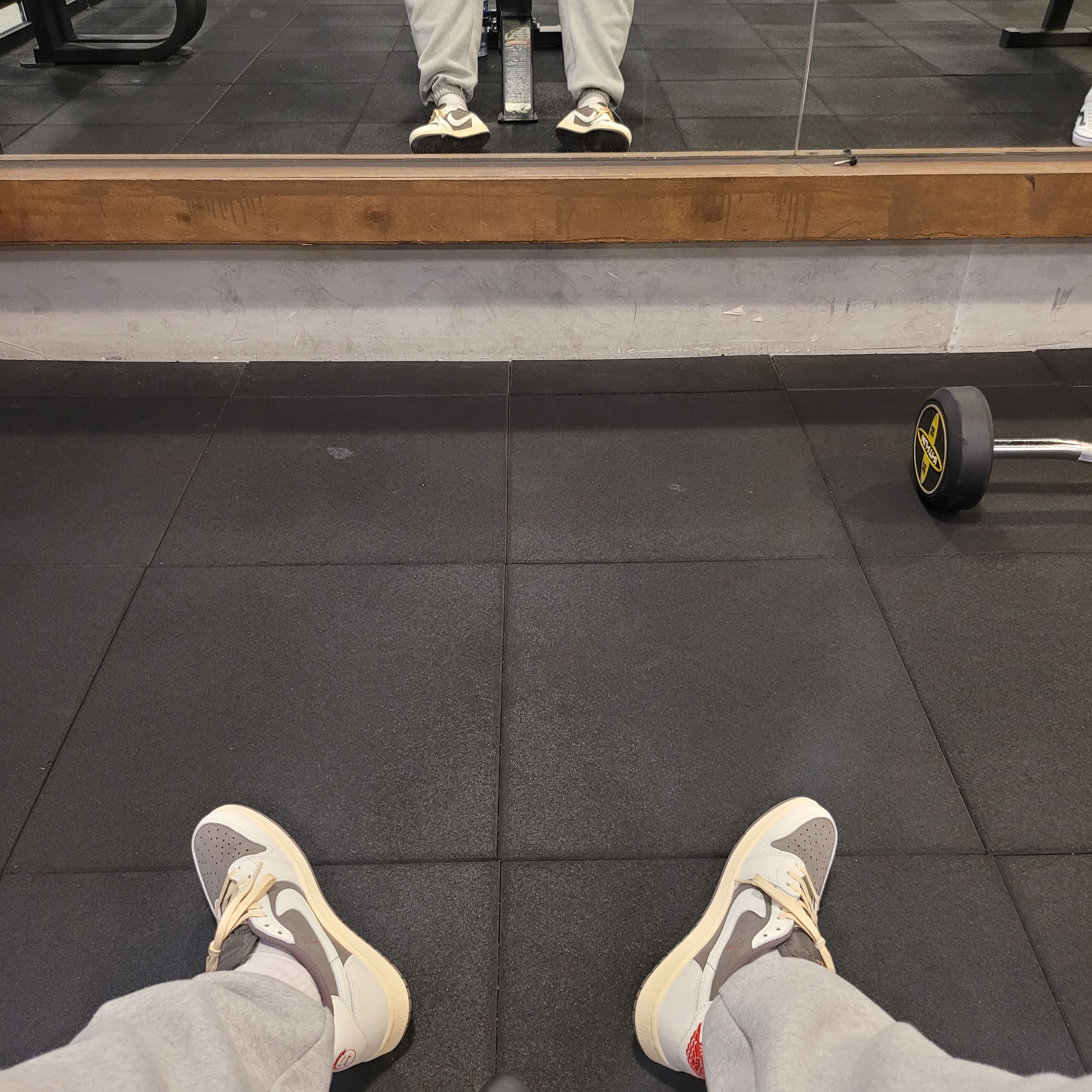 Jordan 1 x Travis Scott Retro Low OG SP Sail and Ridgerock 착용 스타일