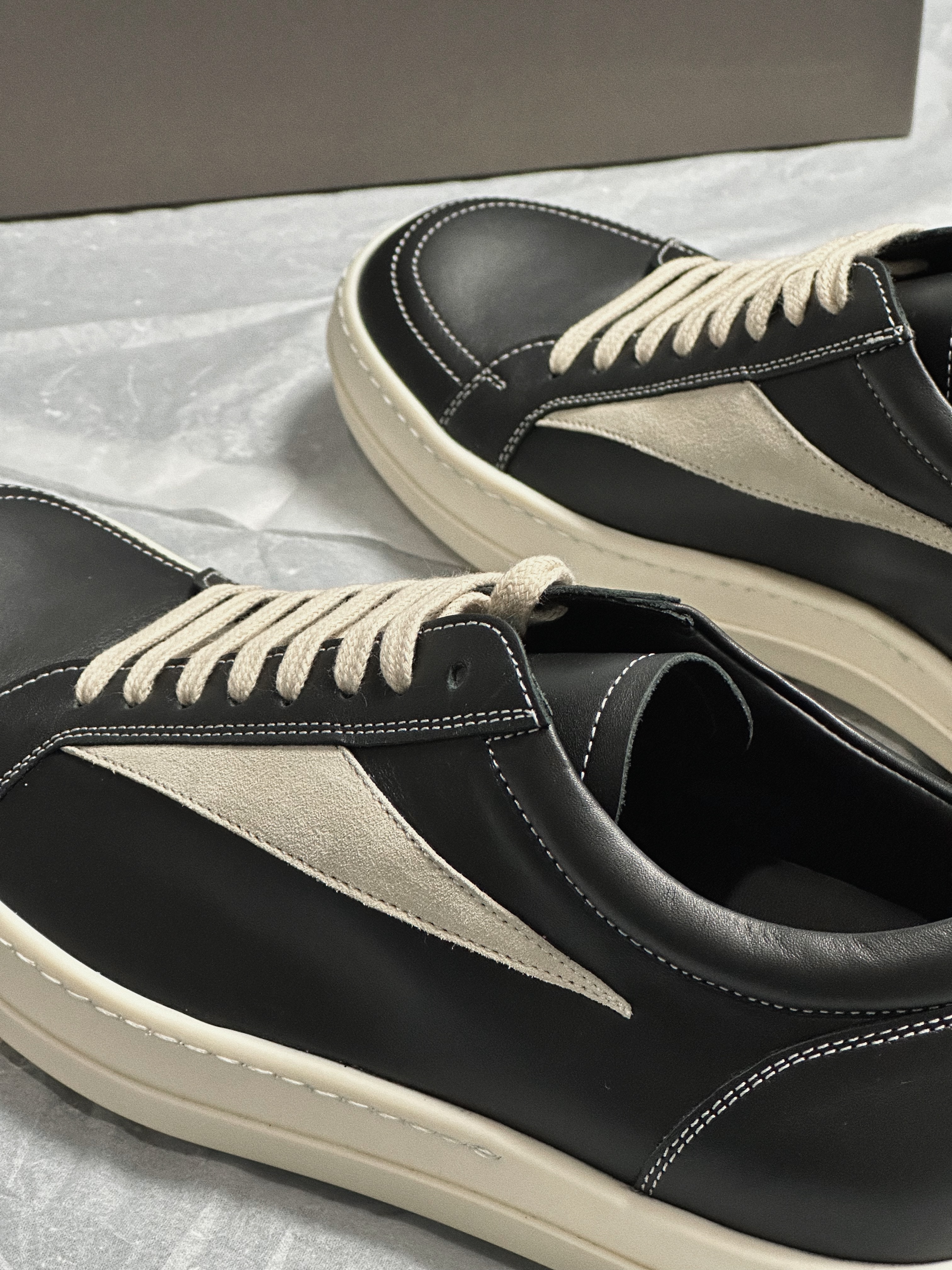 Rick Owens Vintage Sneakers Black, Rick Owens Drkshdw Suede Vintage Sneakers Dark Dust Pearl Milk White 착용 스타일 - 2
