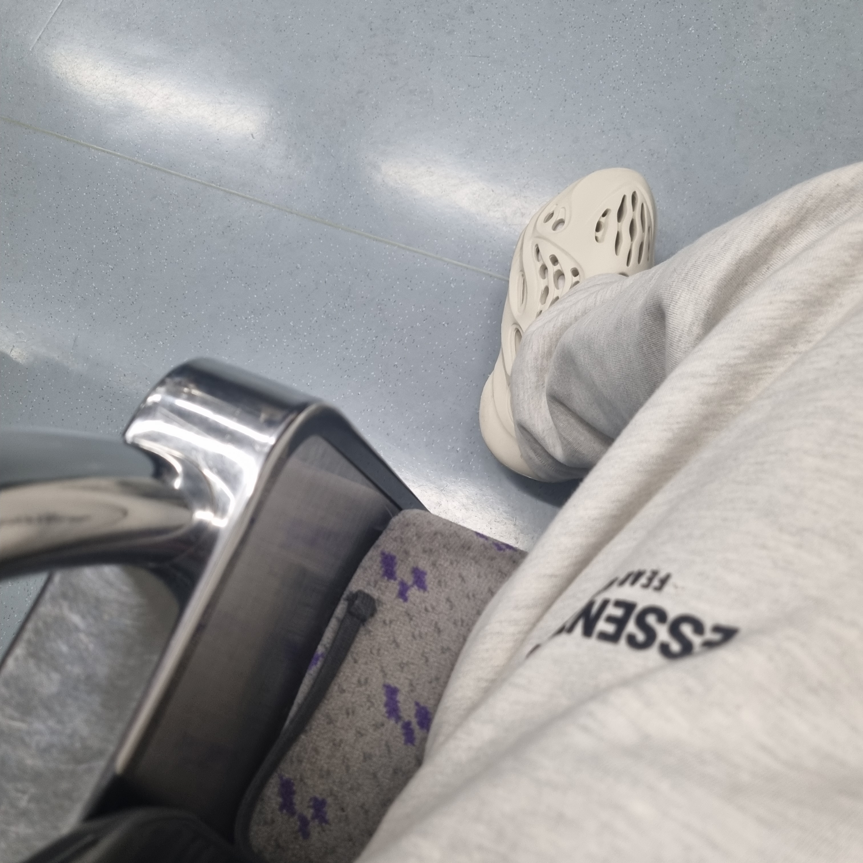 Adidas Yeezy Foam RNNR Sand 착용 스타일