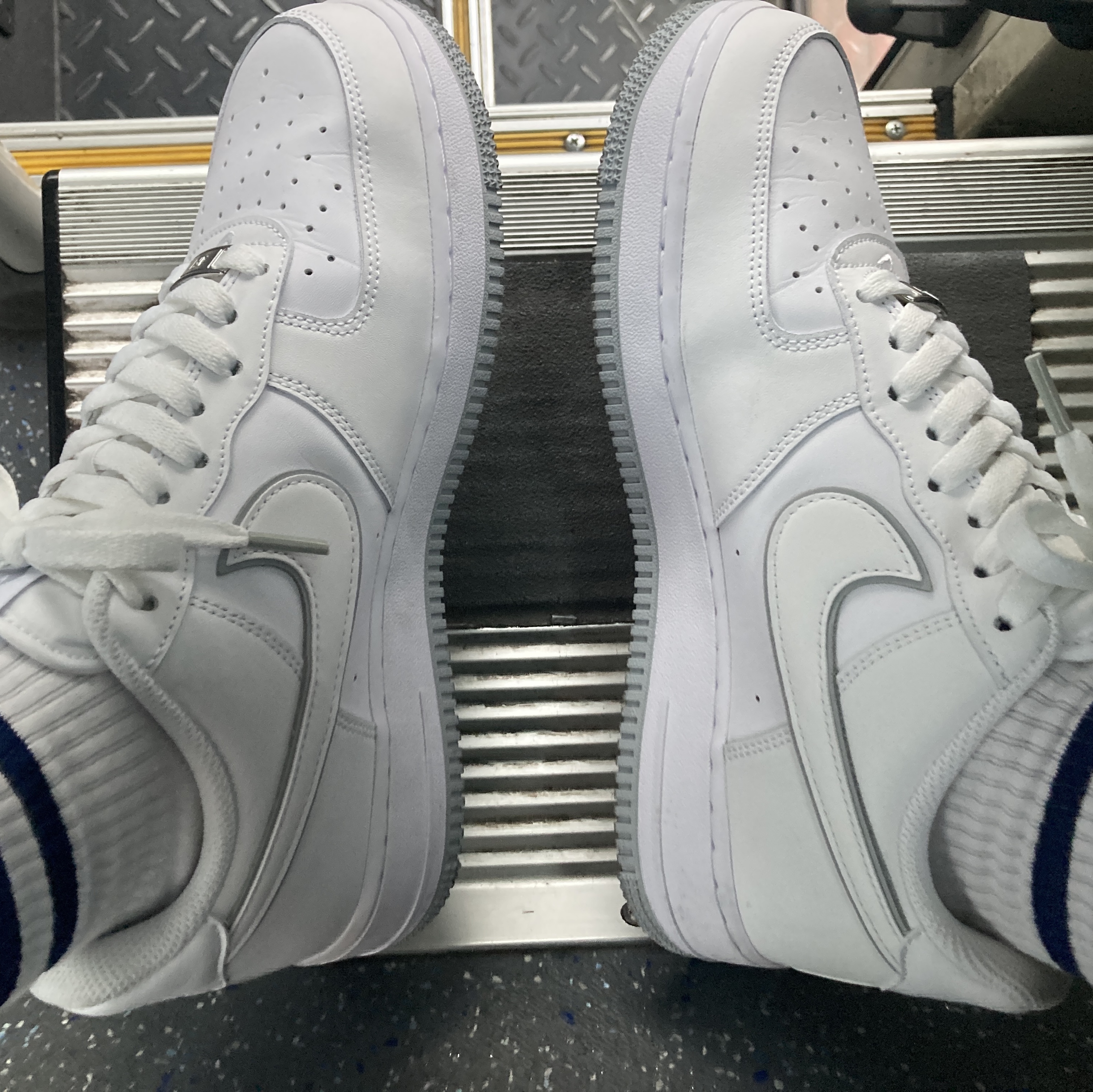 Nike Air Force 1 '07 White Wolf Grey 착용 스타일