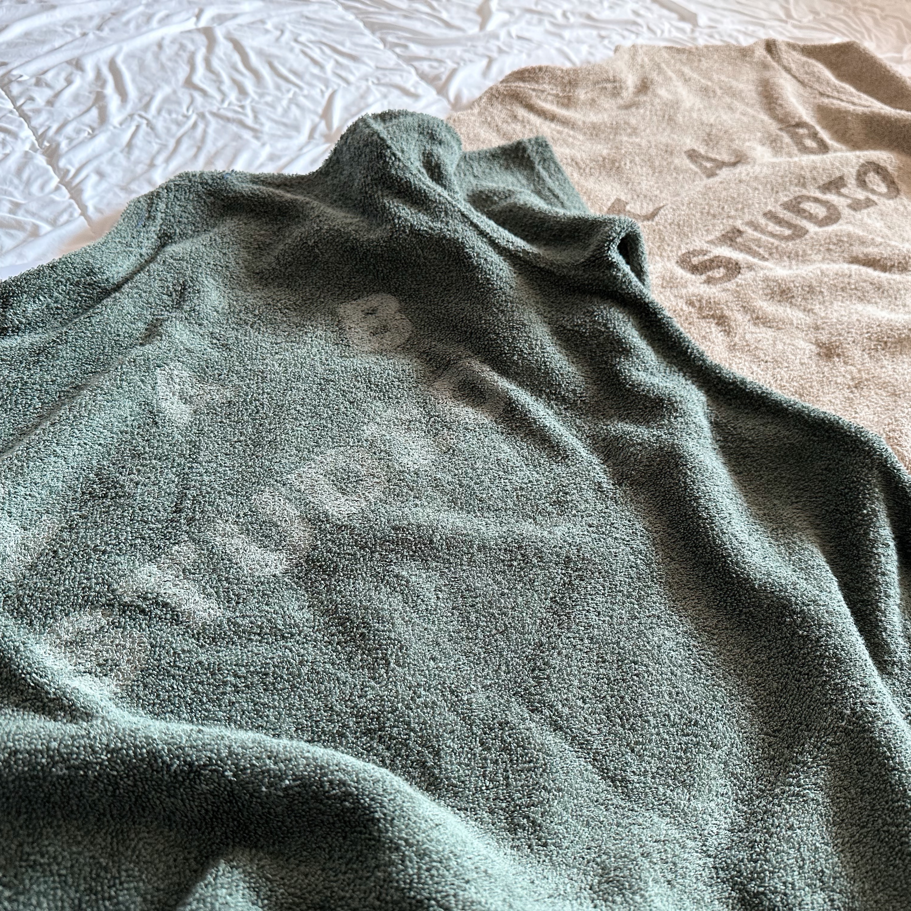 IAB Studio Towel T-Shirt Light Green, IAB Studio Towel T-Shirt Deep Green 착용 스타일 - 1