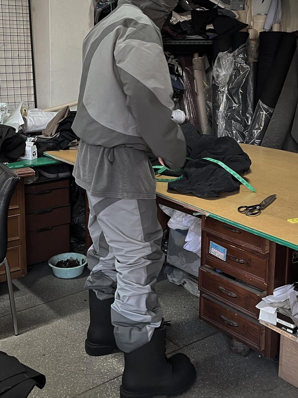 [KREAM 단독] AOP x Side Service Uzumaki Track Jacket Grey Charcoal, [KREAM 단독] AOP x Side Service Uzumaki Track Pants Grey Charcoal 착용 스타일 - 1