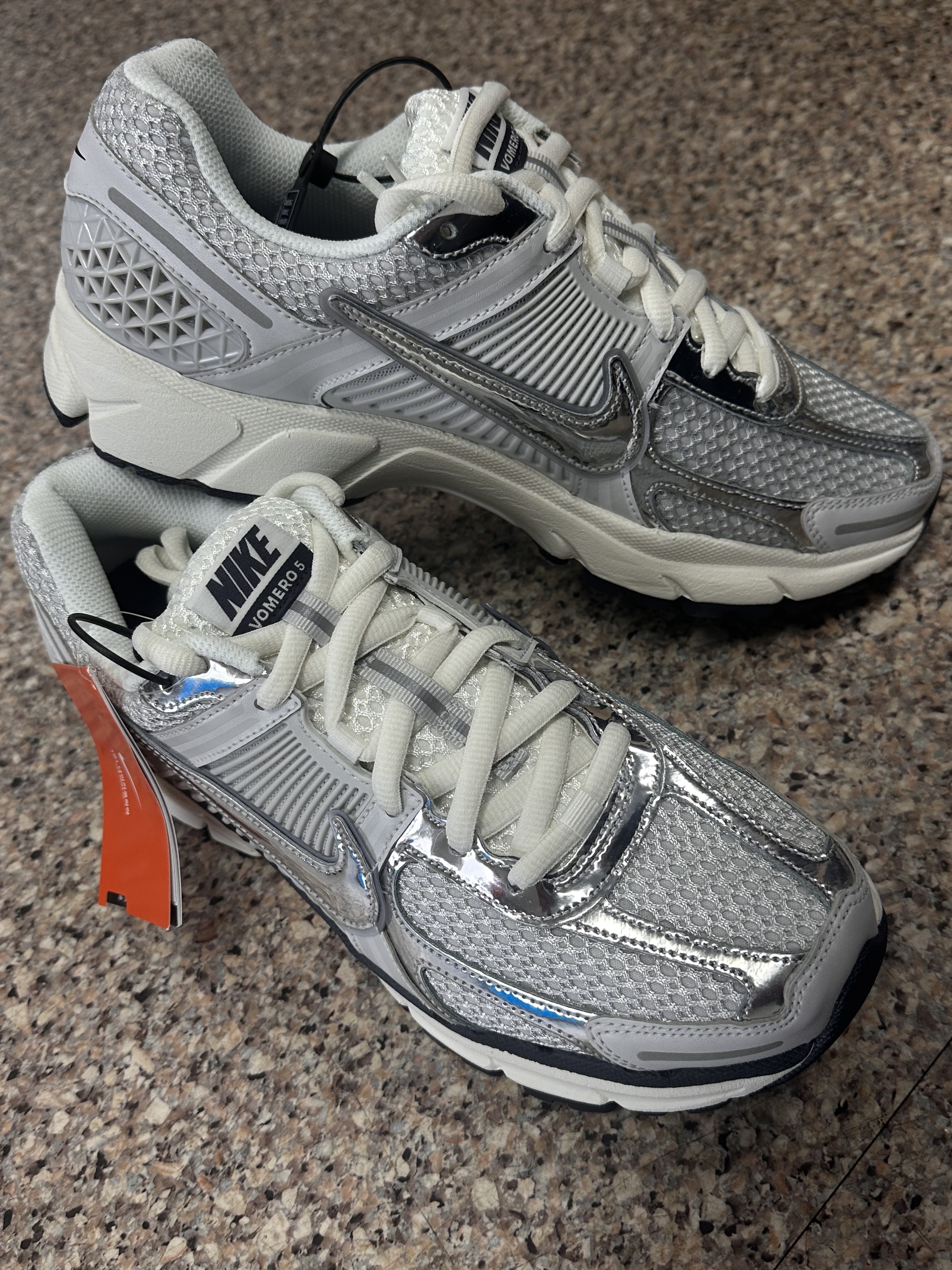 (W) Nike Zoom Vomero 5 Photon Dust and Metallic Silver 착용 스타일 - 2