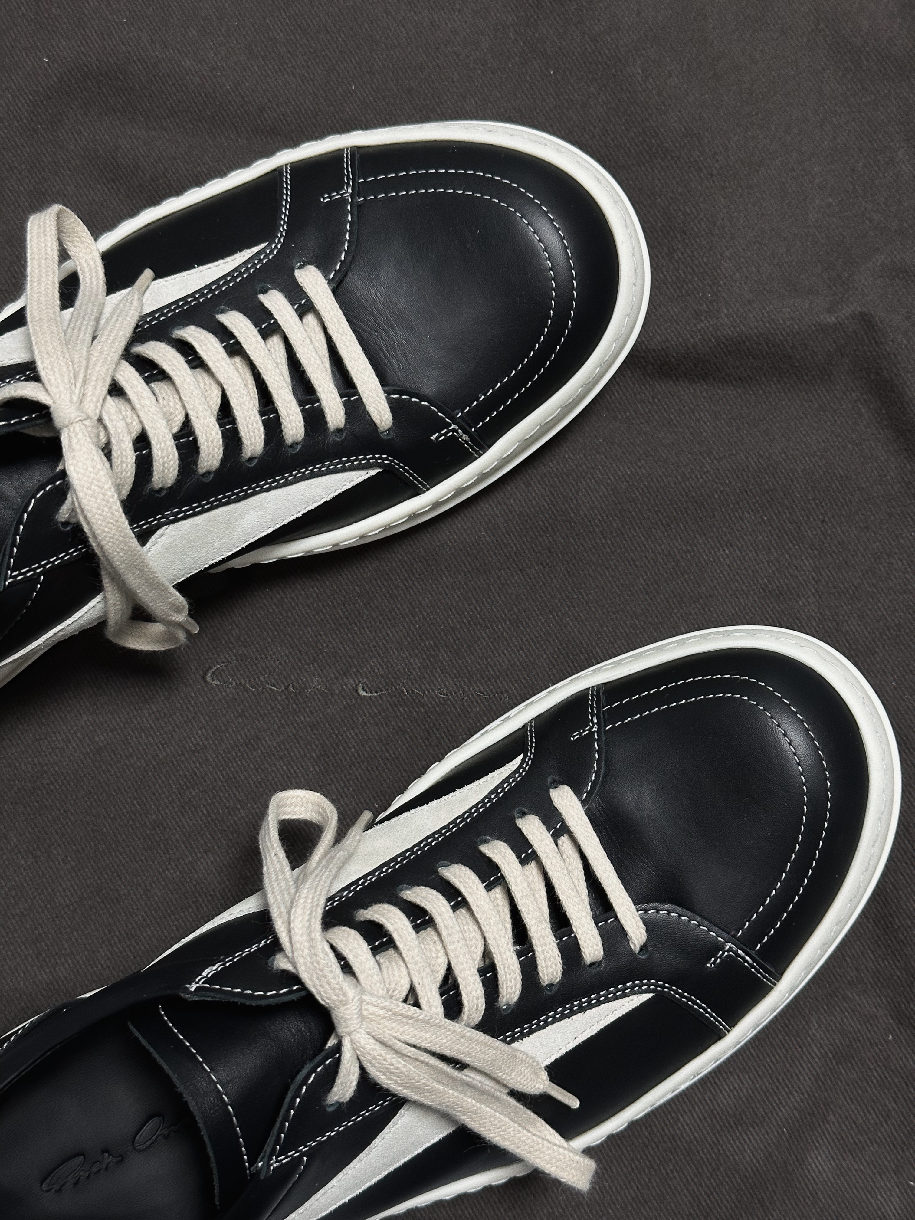 Rick Owens Vintage Sneakers Black, Rick Owens Drkshdw Suede Vintage Sneakers Dark Dust Pearl Milk White 착용 스타일 - 1