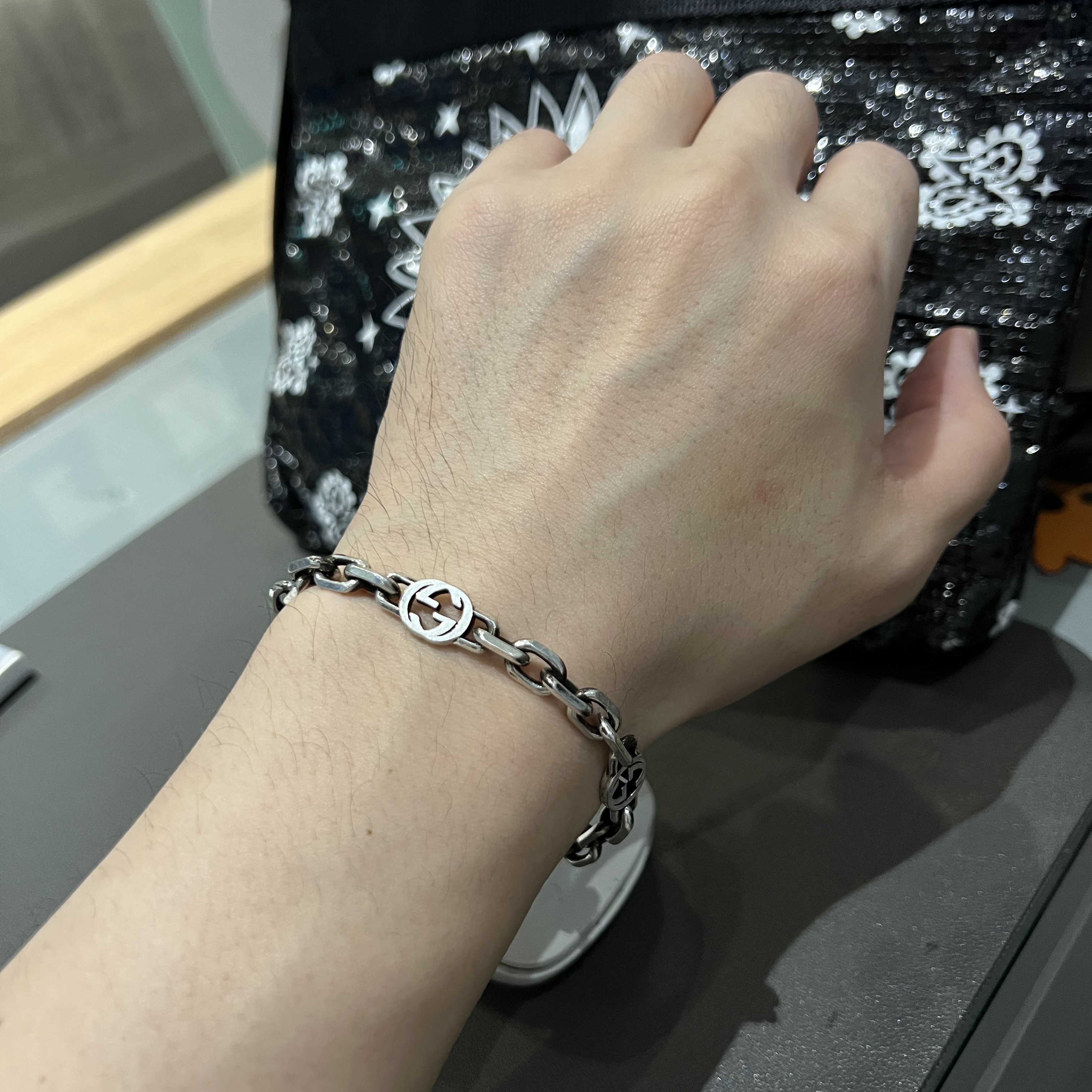 Gucci Interlocking G Bracelet Silver 착용 스타일 - 1
