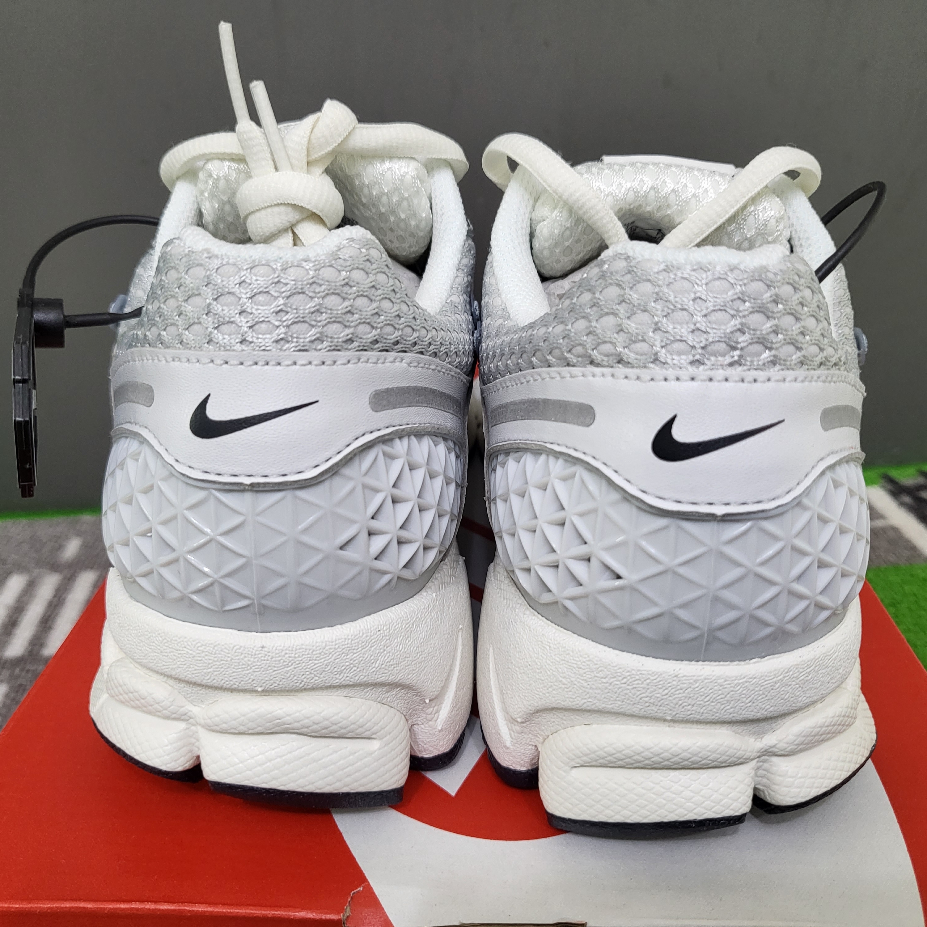 (W) Nike Zoom Vomero 5 Photon Dust and Metallic Silver 착용 스타일 - 2