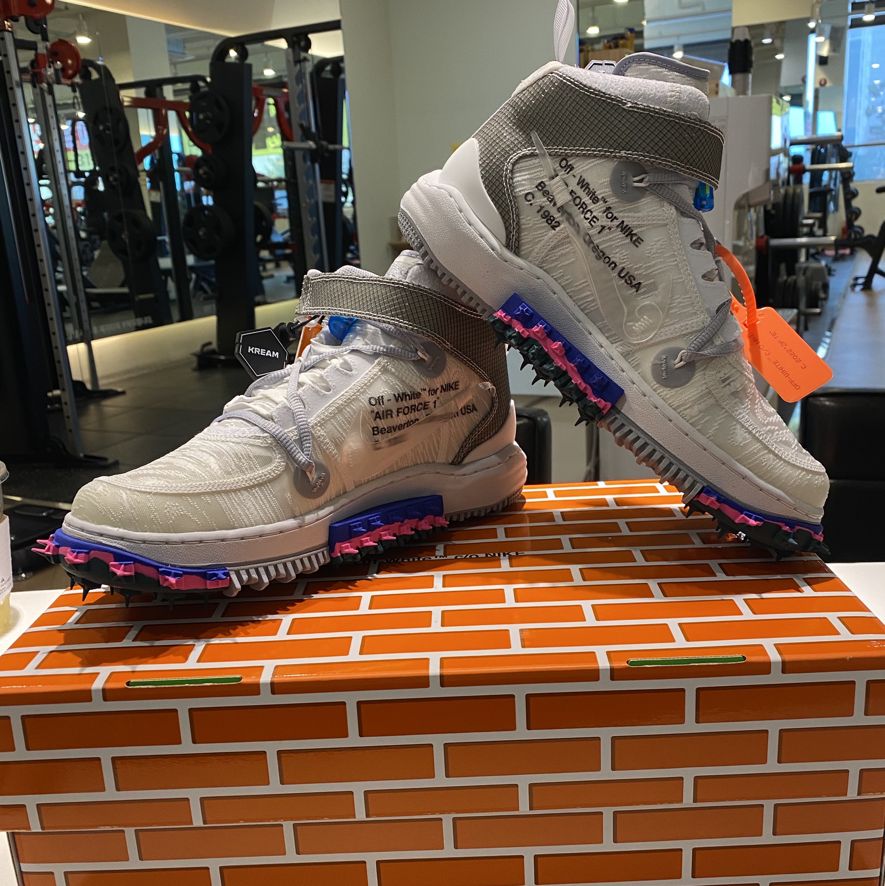 Nike x Off-White Air Force 1 Mid SP White 착용 스타일 - 2