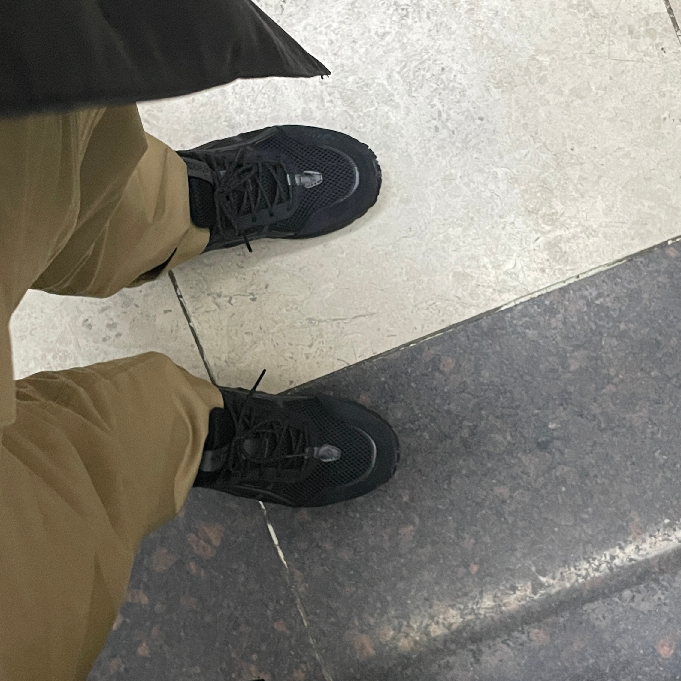 Asics Gel-1090 V2 Black 착용 스타일 - 1