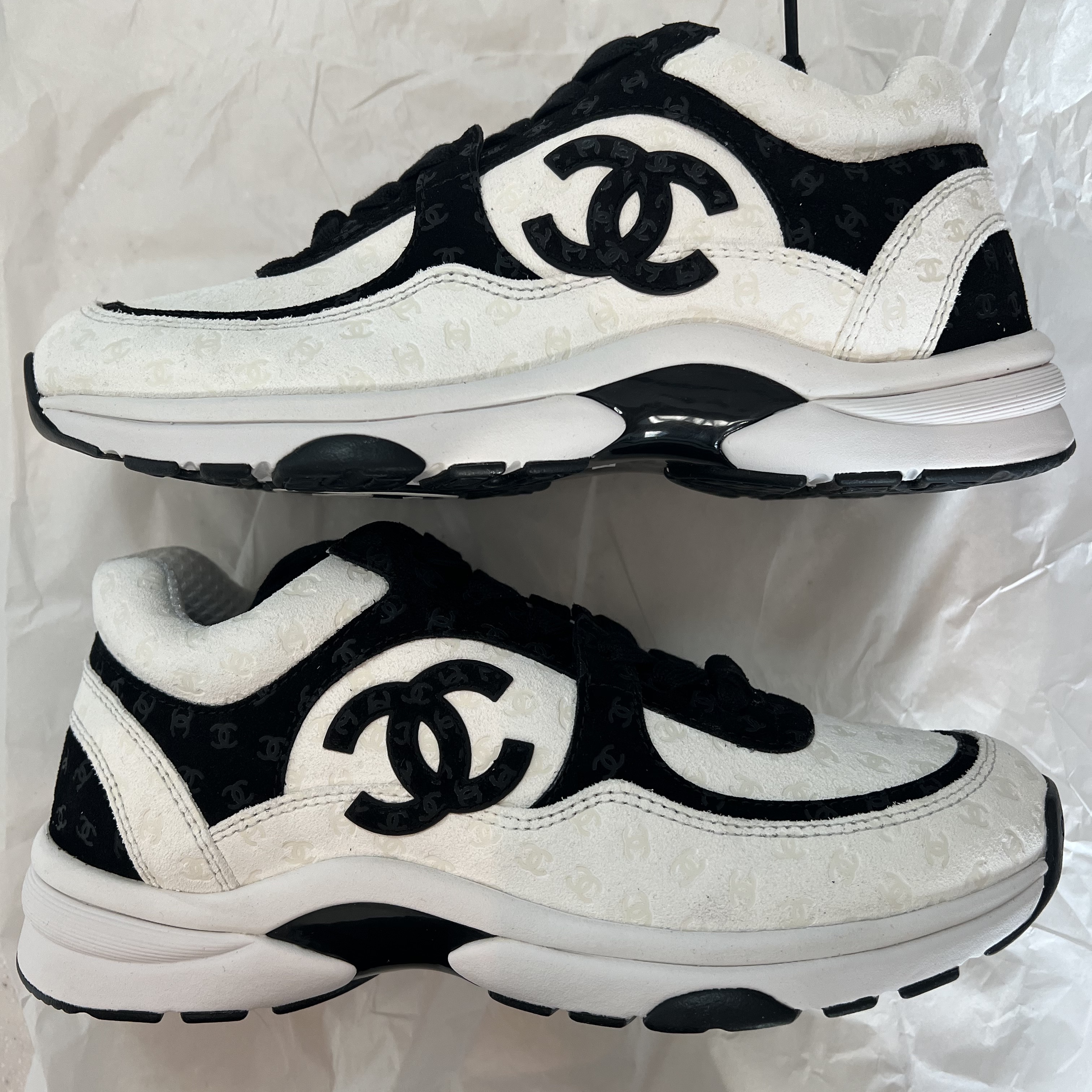 (W) Chanel Sneakers Printed Calfskin & White Black 착용 스타일