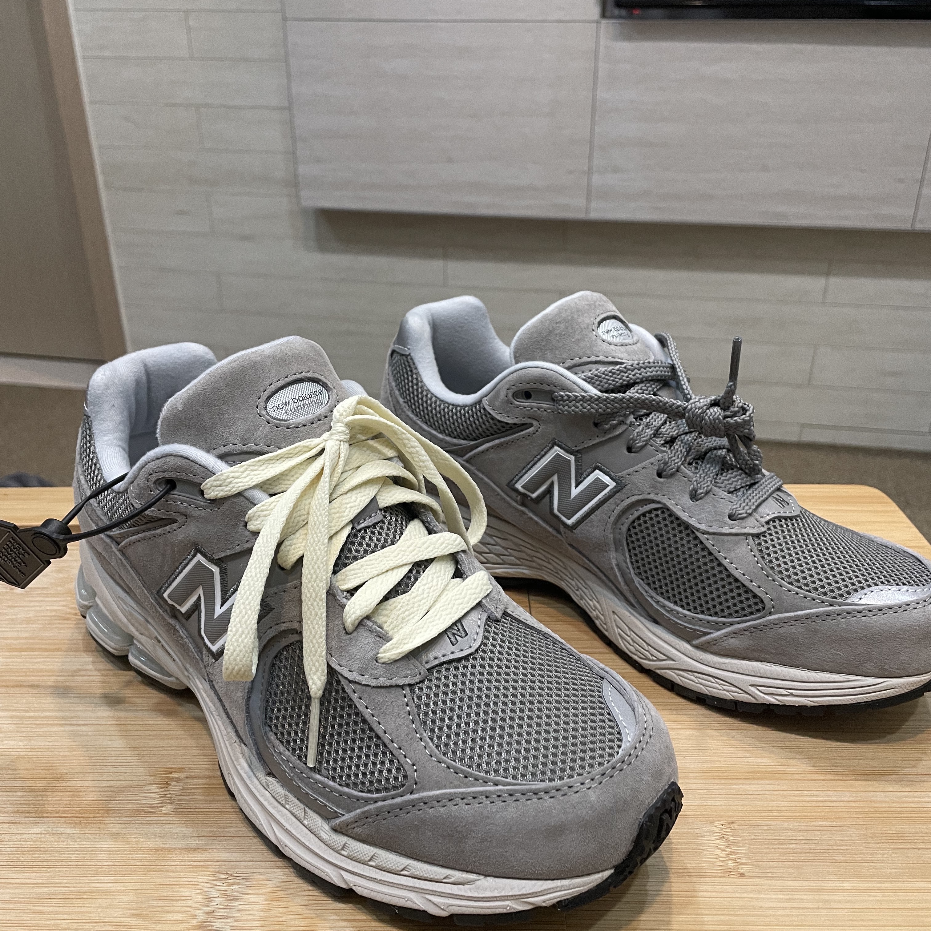 New Balance 2002R Grey 착용 스타일