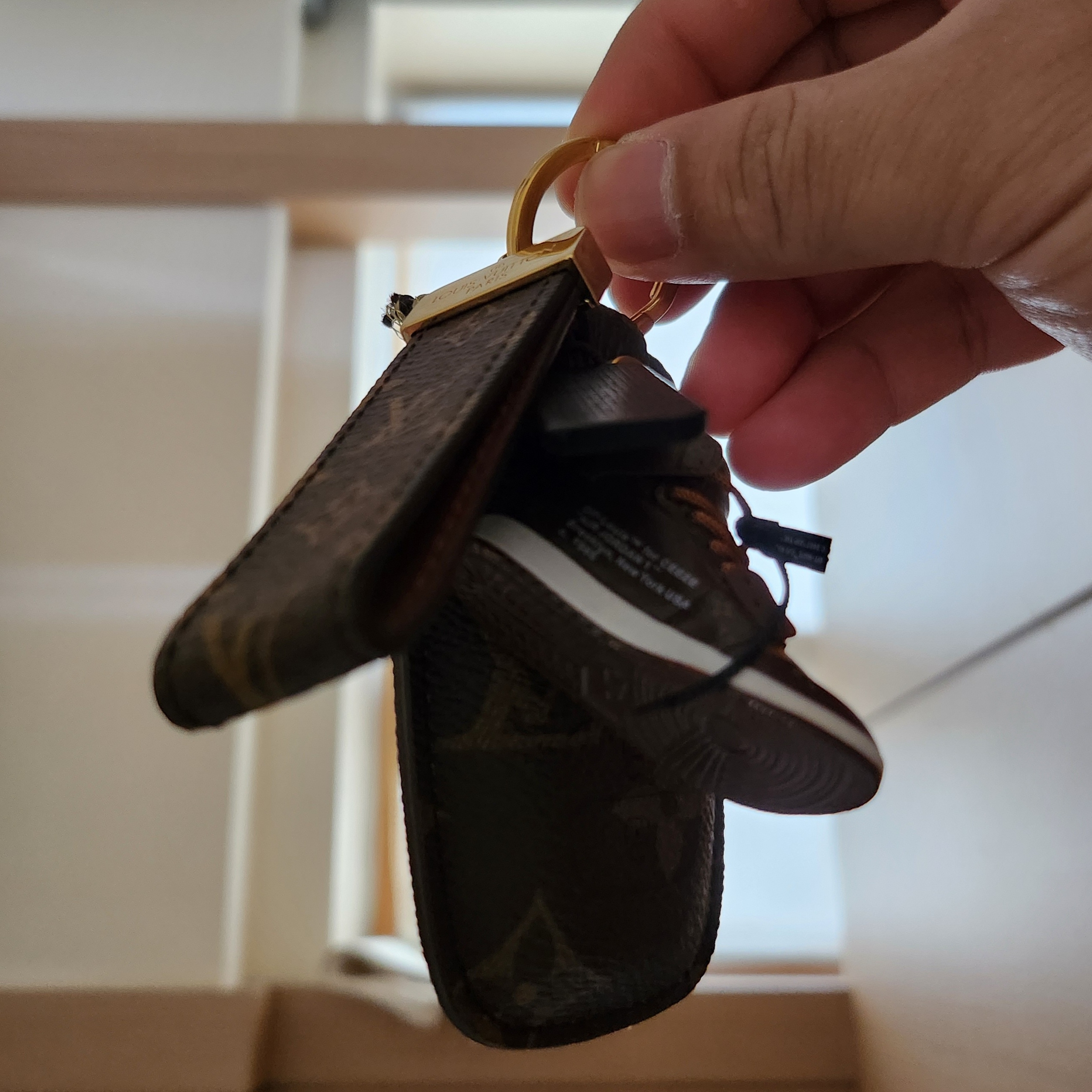 Louis Vuitton Dragonne Key Holder Monogram 착용 스타일