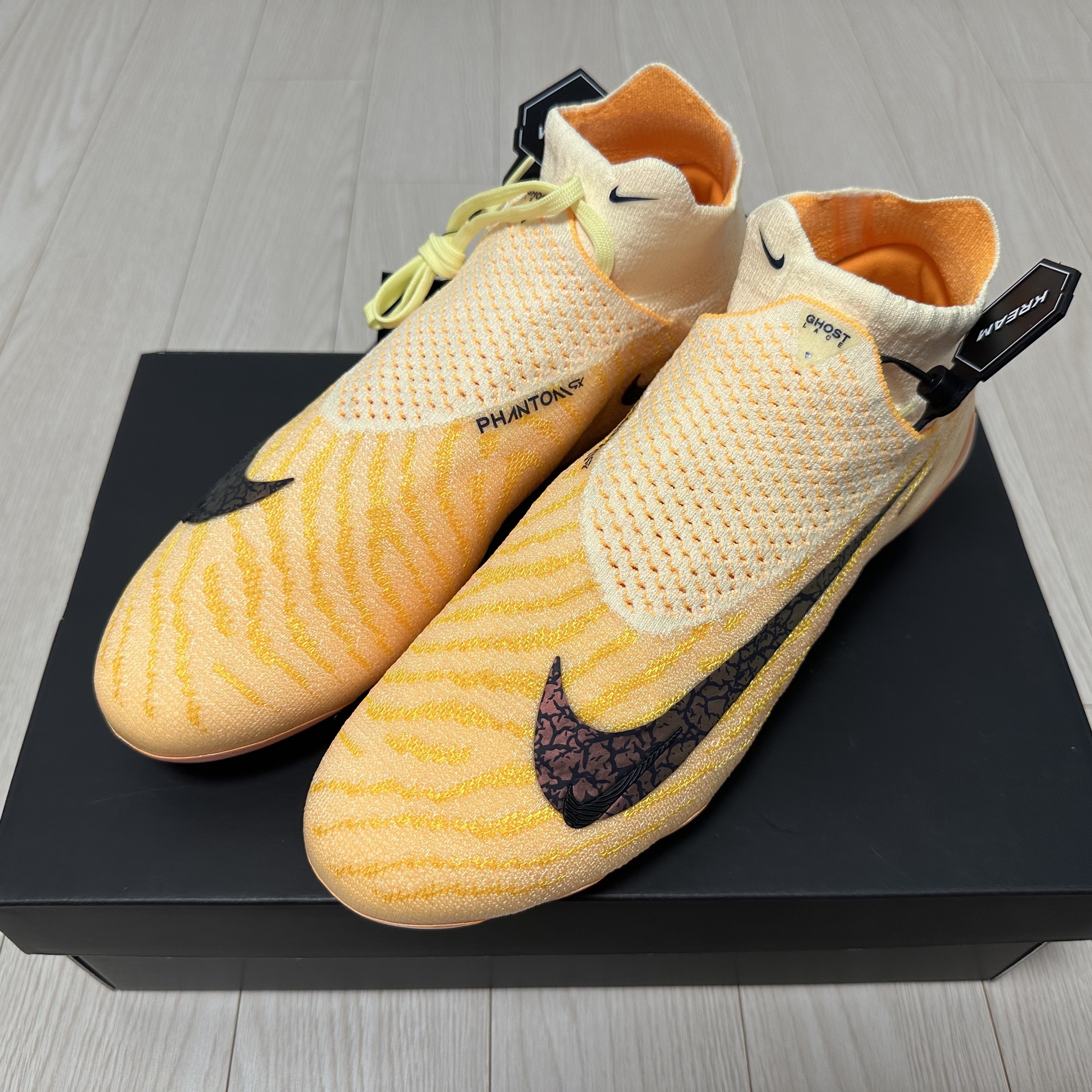 Nike Gripknit Phantom GX Elite FG SE Citron Tint 착용 스타일