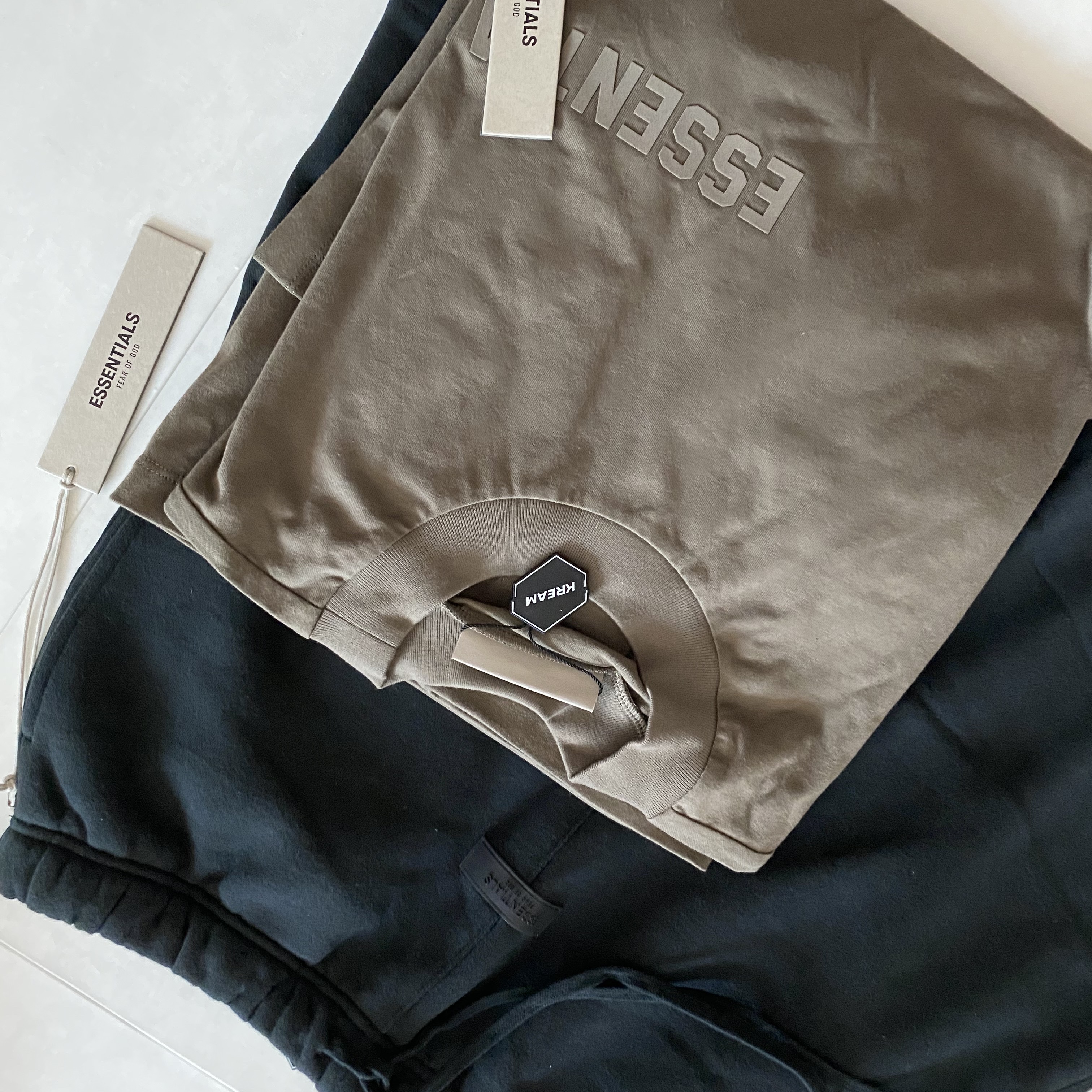 Essentials The Core Collection Sweatshorts Stretch Limo, Essentials Short Sleeve T-Shirt Wood - 22FW 착용 스타일
