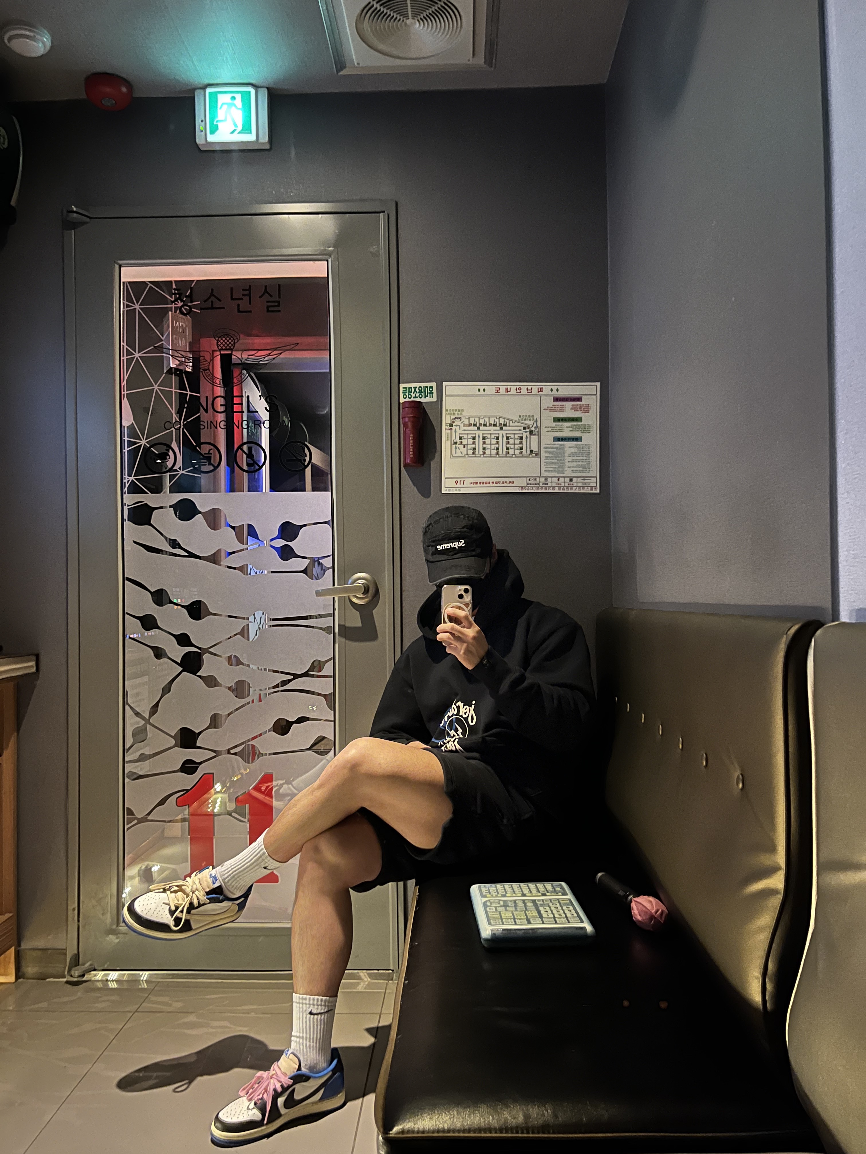 Jordan x Travis Scott x Fragment Hoodie Black (DJ0615-010), Supreme Frayed Logos Denim Camp Cap Black - 21SS 착용 스타일