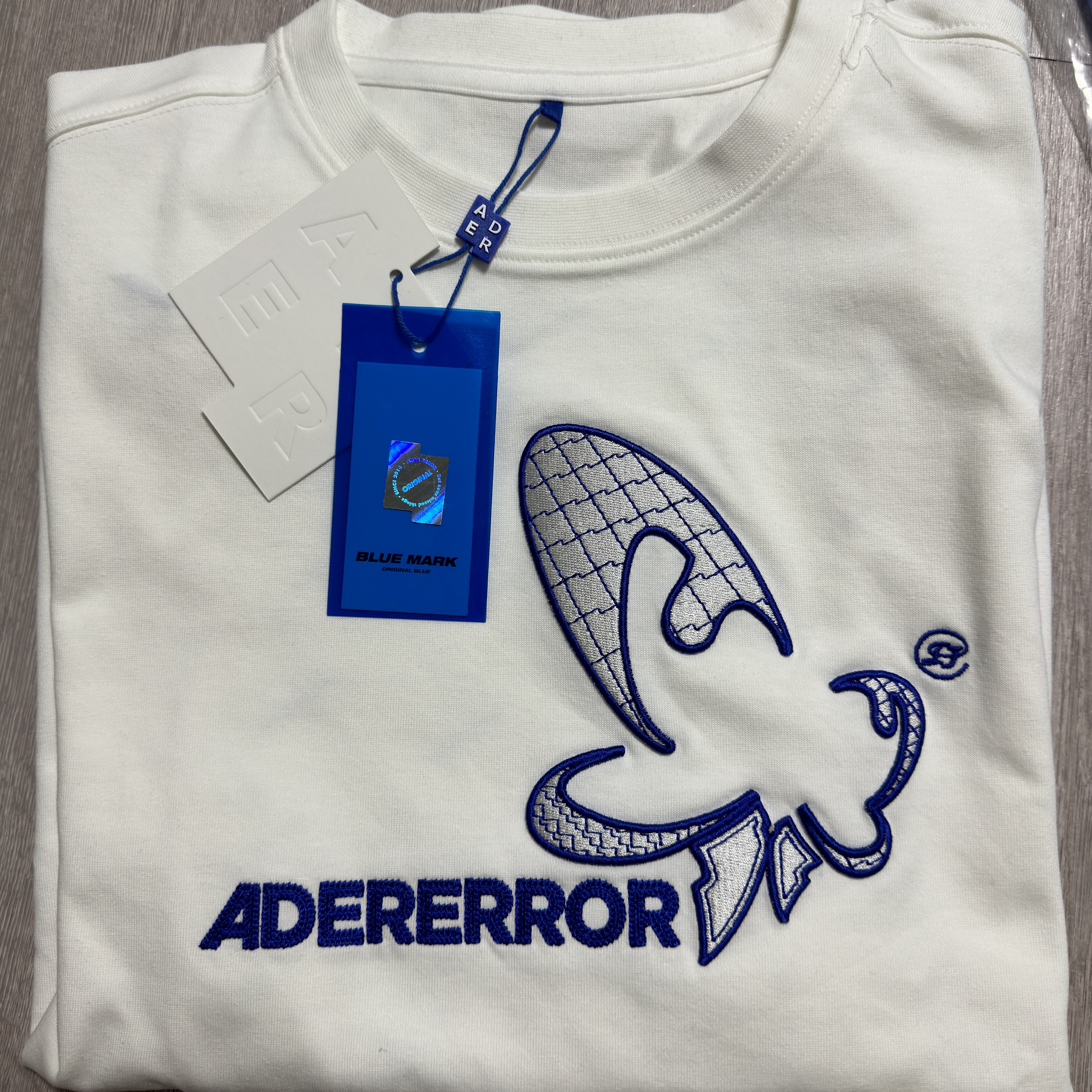 Ader Error Butterfy Logo T-Shirt White, Nike Air Force 1 '07 LV8 EMB World Champions White Black 착용 스타일 - 2