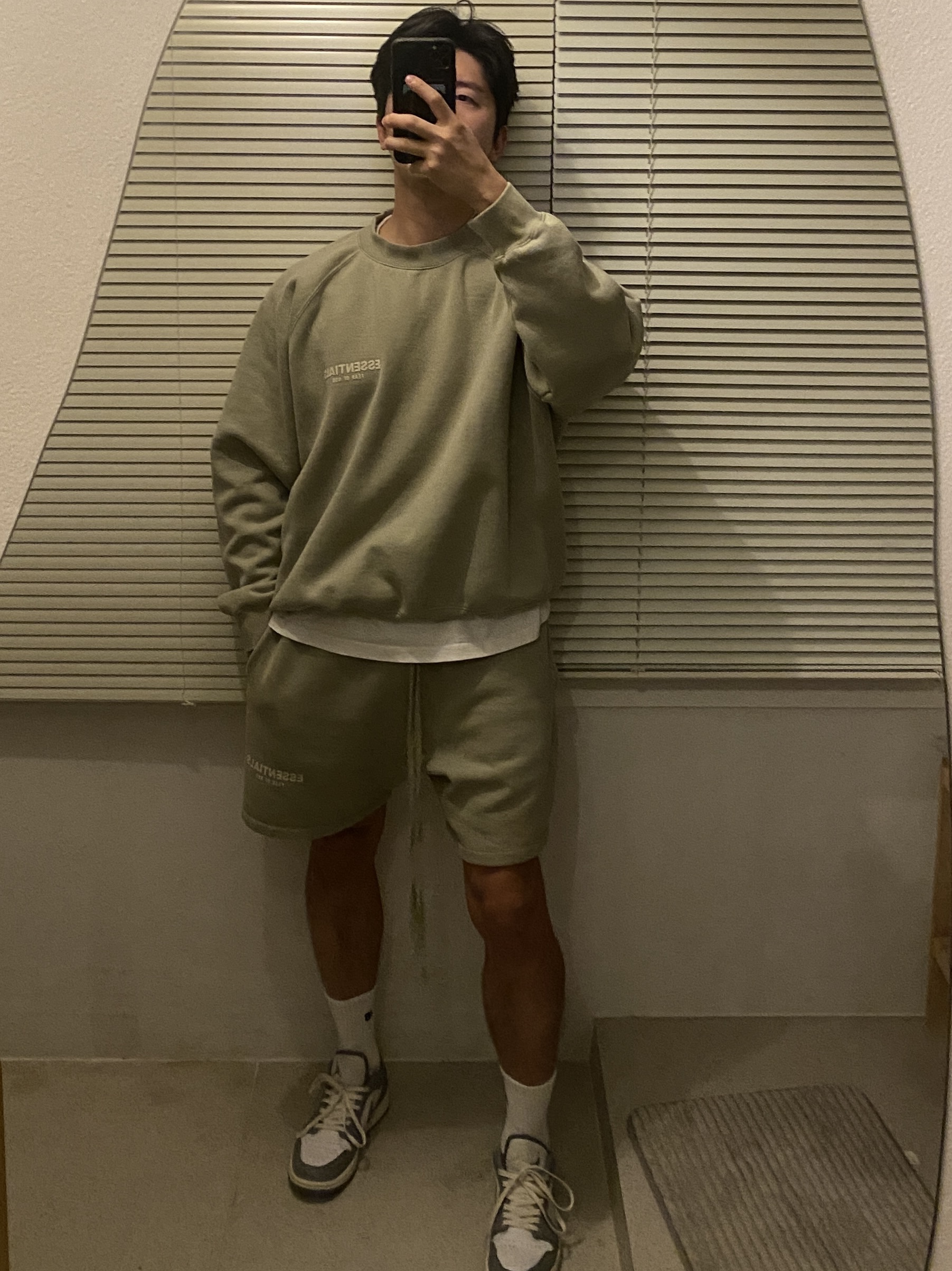 Essentials Shorts Seafoam - 22SS, Essentials Crewneck Sweatshirt Seafoam - 22SS 착용 스타일 - 1