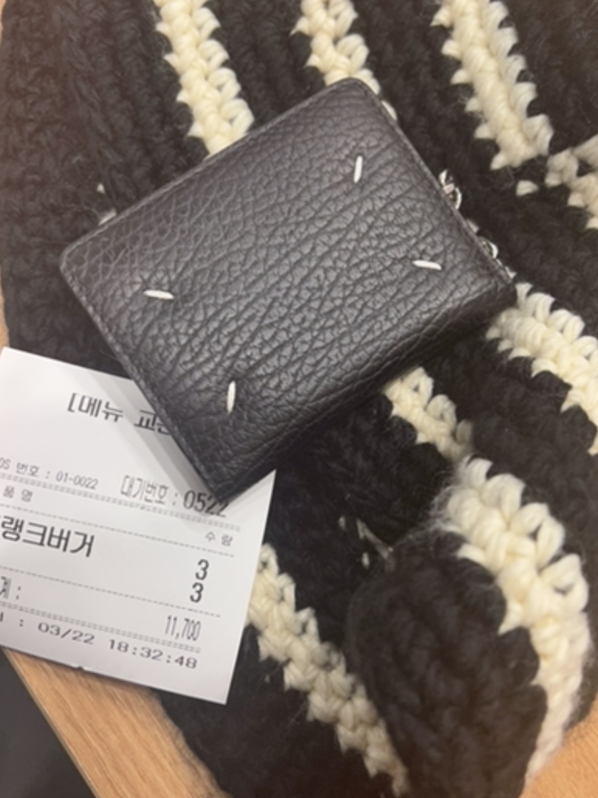 Stussy Swirl Knit Bucket Hat Black, AMI Paris France Sweatshirt Black 착용 스타일 - 2