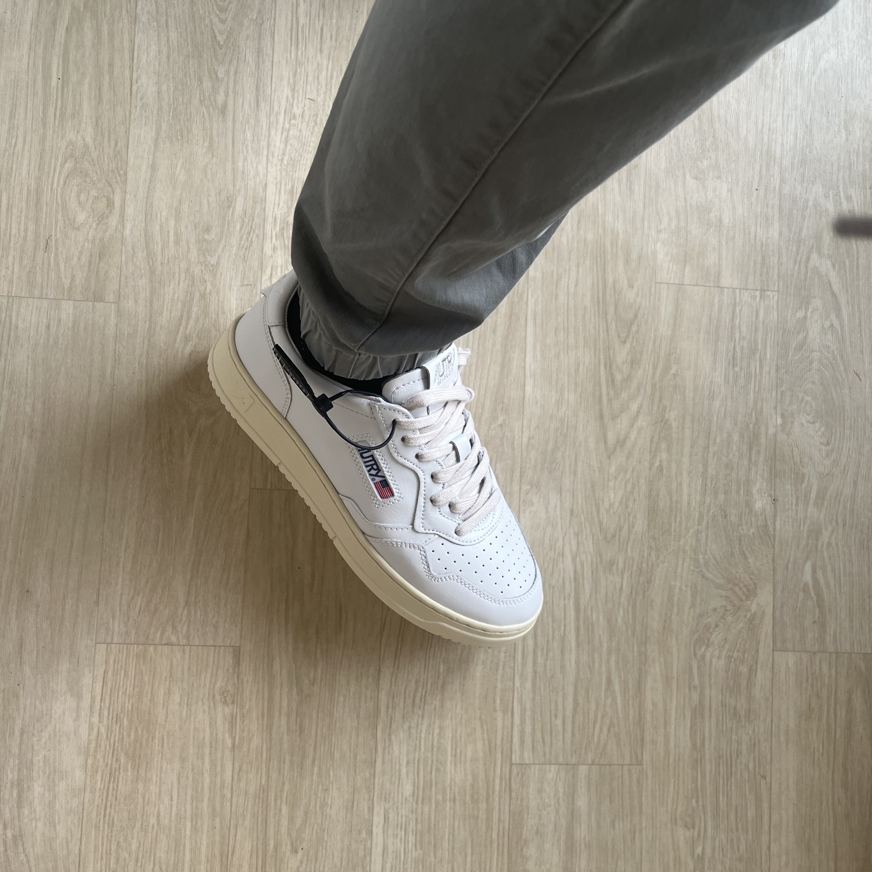 Autry Medalist Low Leather Sneakers White 착용 스타일