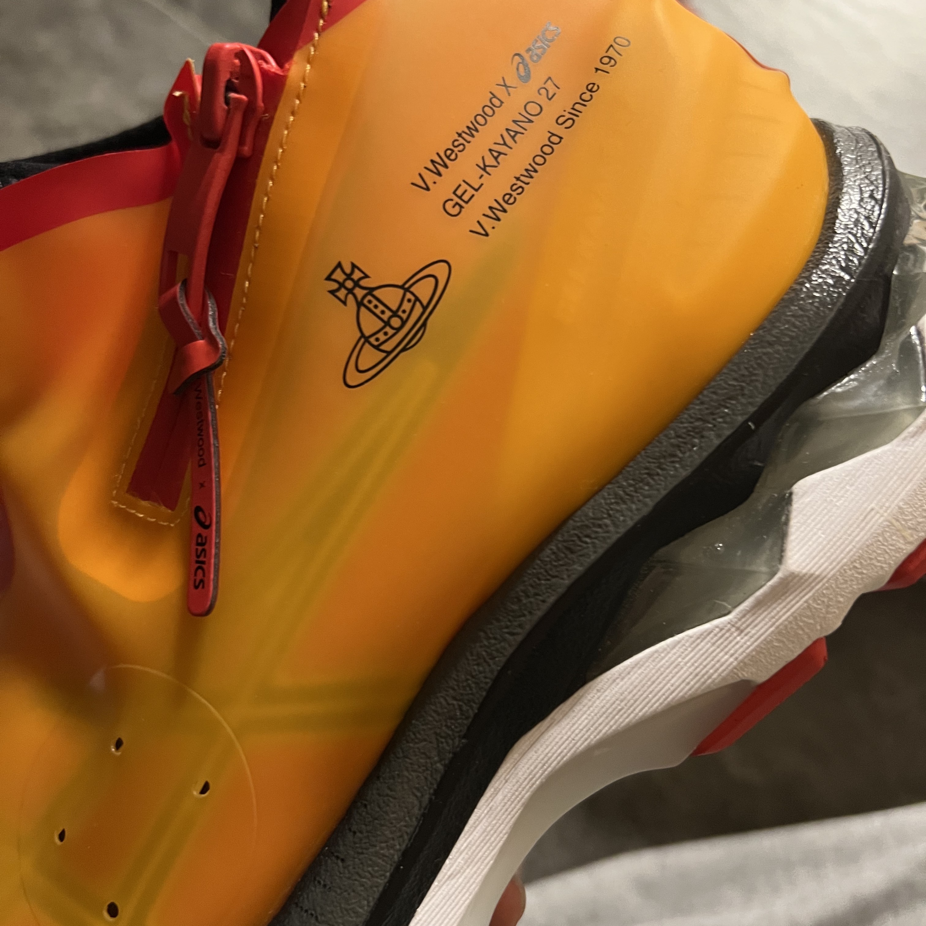 Asics x Vivienne Westwood Gel-Kayano 27 LTX Citrus, Apple AirPods Max Lightning Green (Korean Ver.) 착용 스타일 - 2