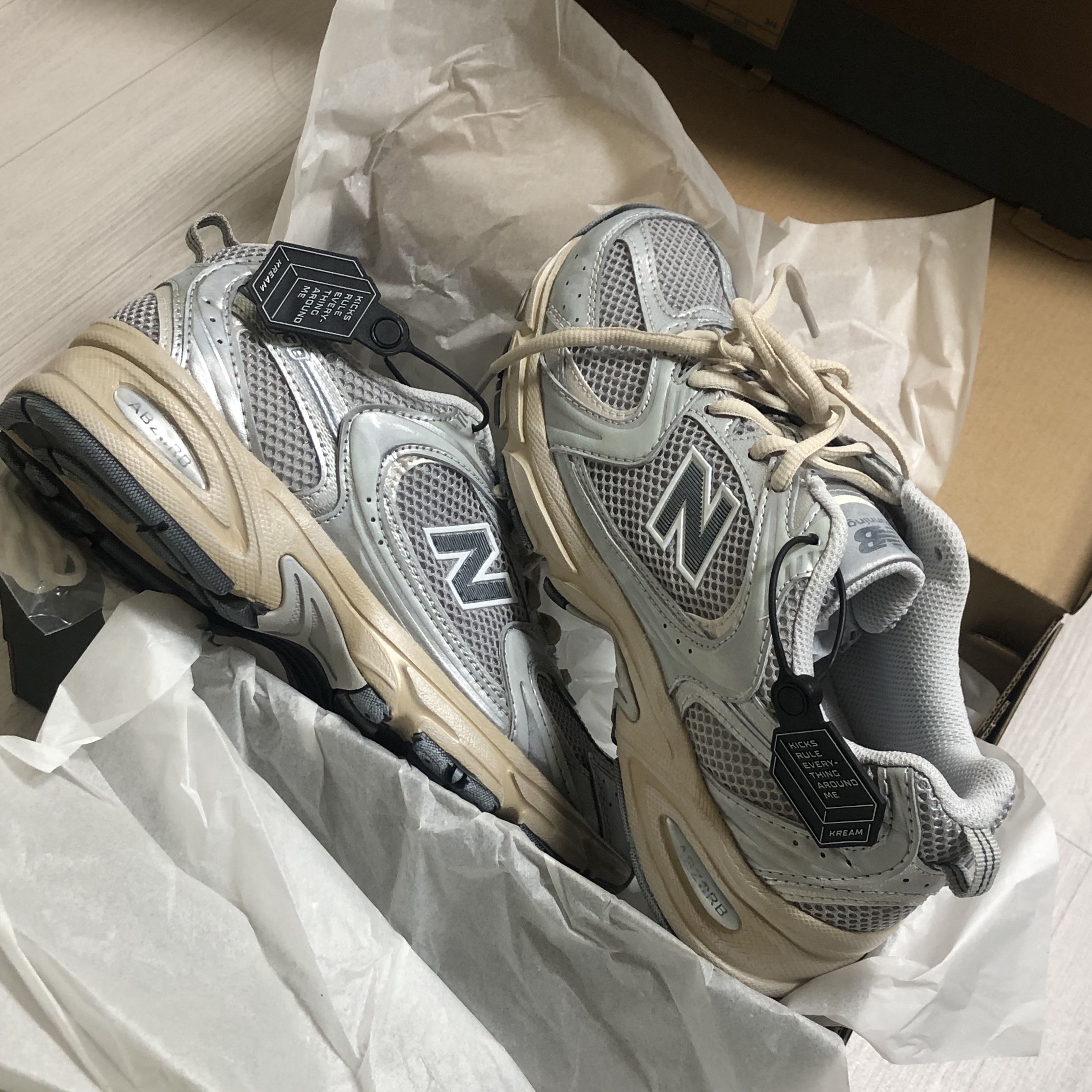 New Balance 530 Vintage Metallic Silver 착용 스타일
