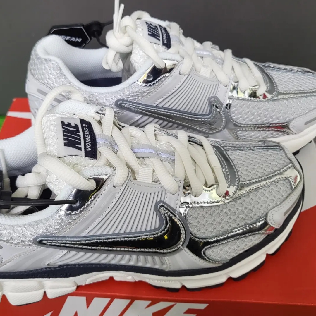 (W) Nike Zoom Vomero 5 Photon Dust and Metallic Silver 착용 스타일 - 3