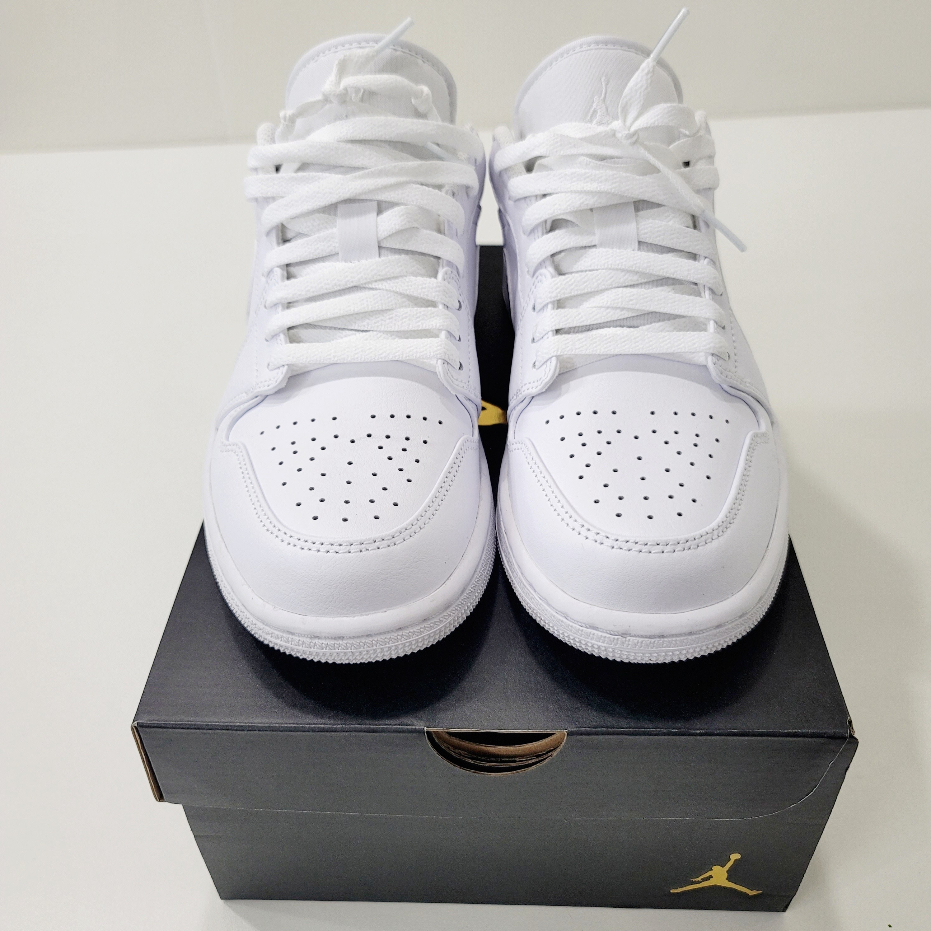 Jordan 1 Low Triple White 착용 스타일 - 5