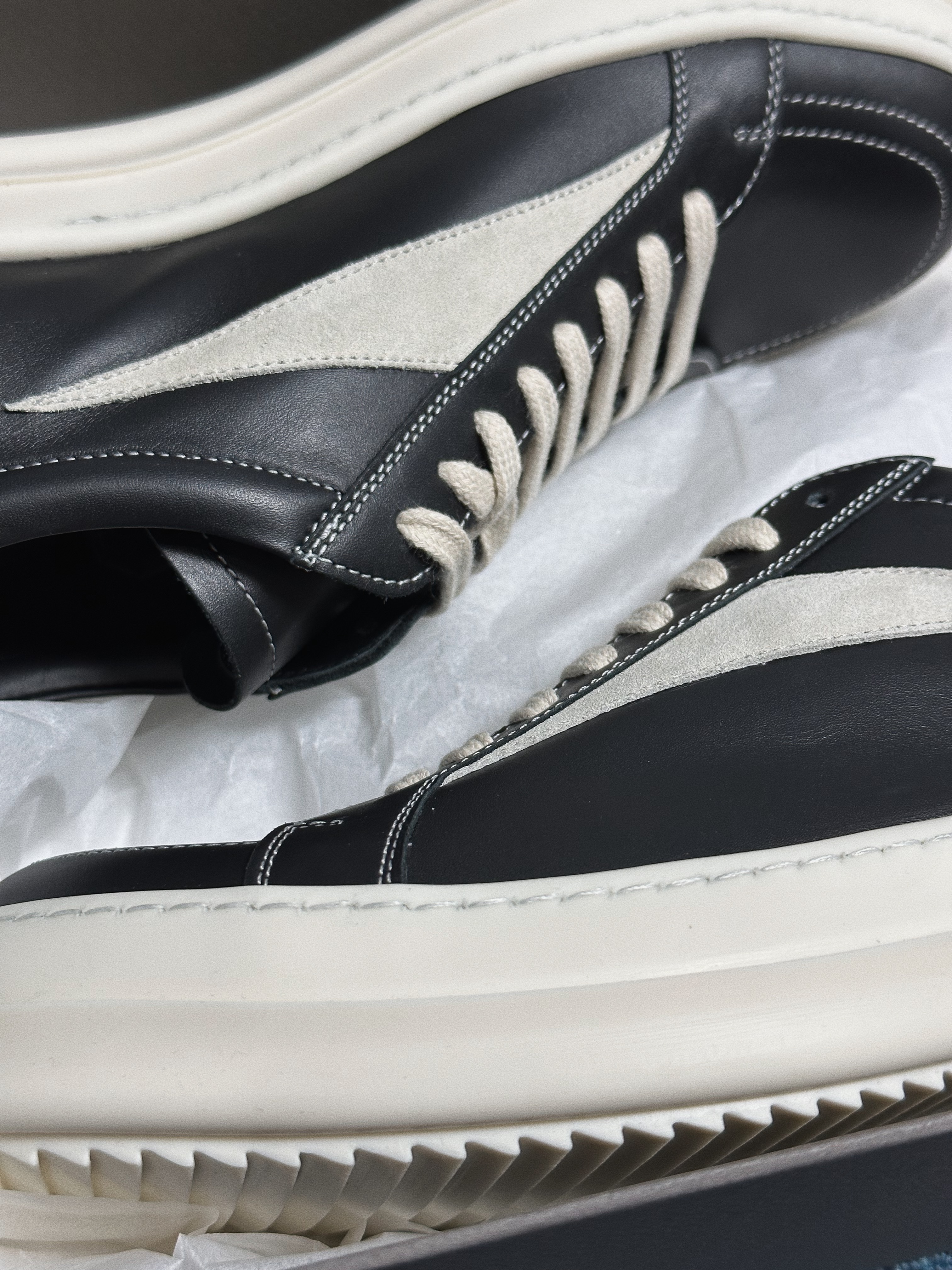 Rick Owens Vintage Sneakers Black, Rick Owens Drkshdw Suede Vintage Sneakers Dark Dust Pearl Milk White 착용 스타일 - 3